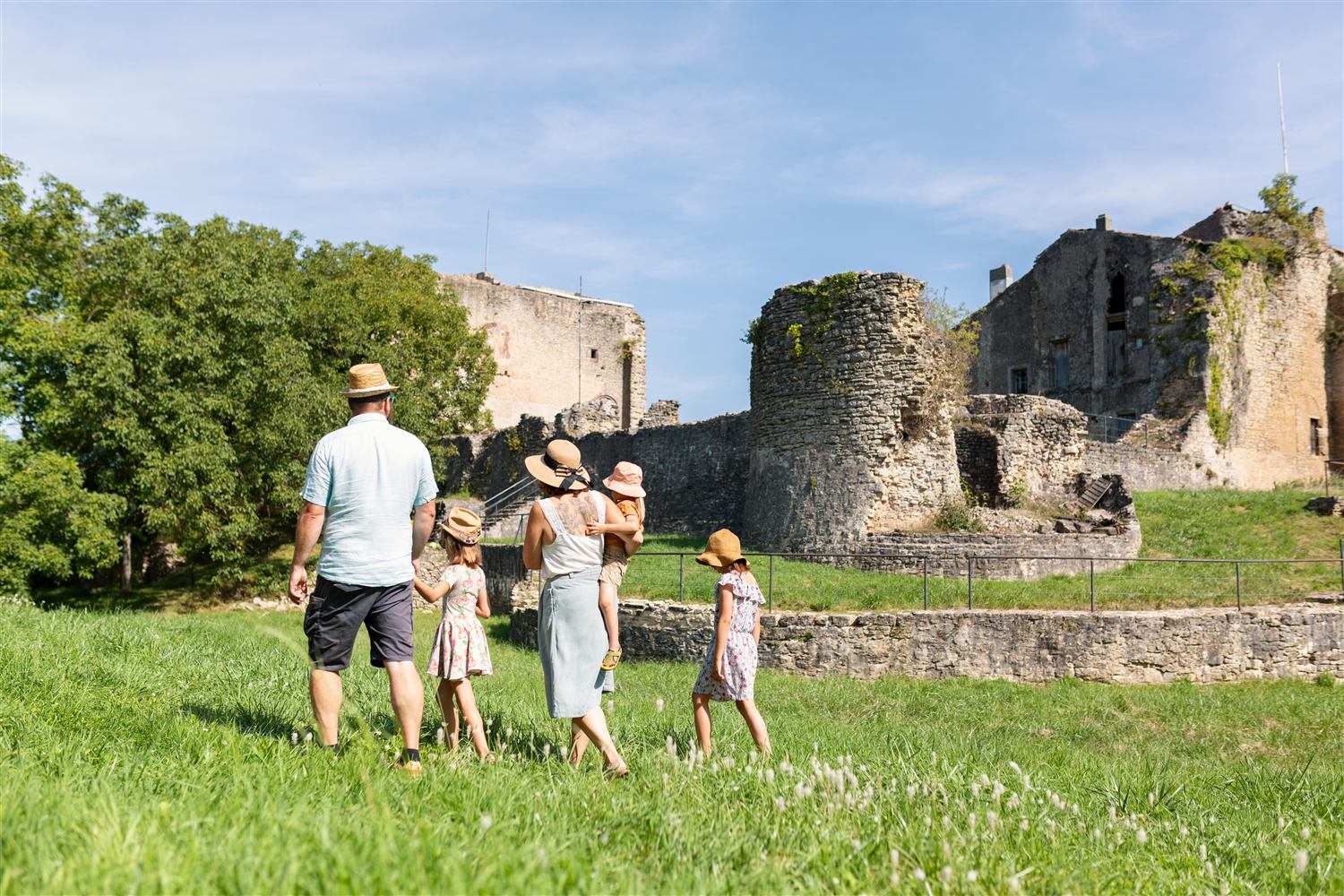 Une famille en visite au château