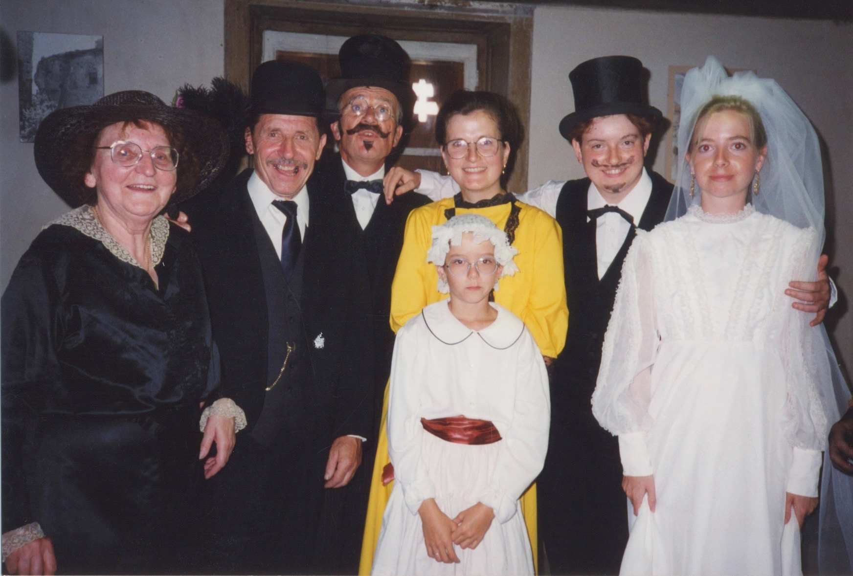 Groupe réuni pour la fête sur le thème du mariage, 1995
