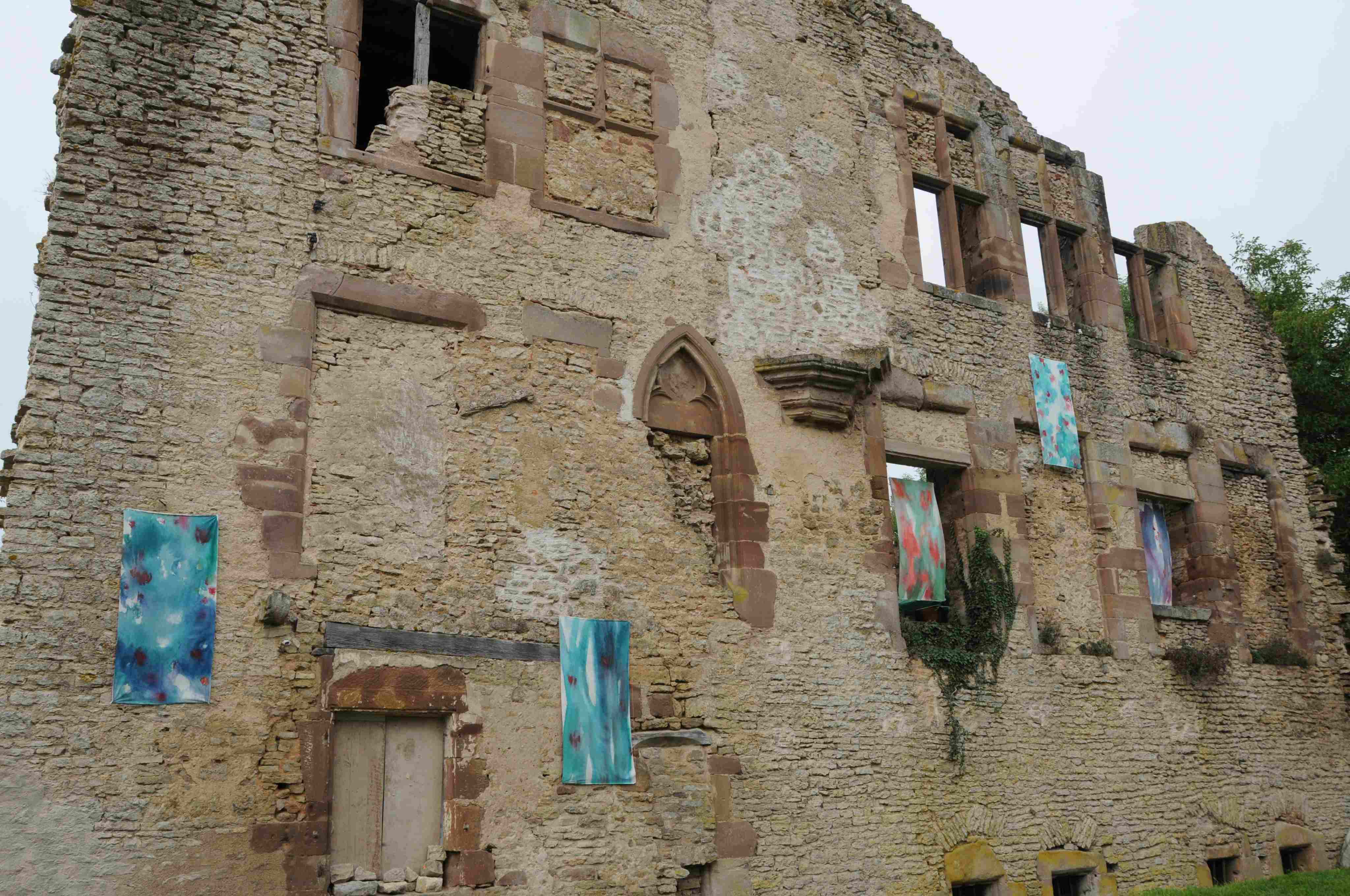 Œuvres textiles exposées sur la façade en ruine du château