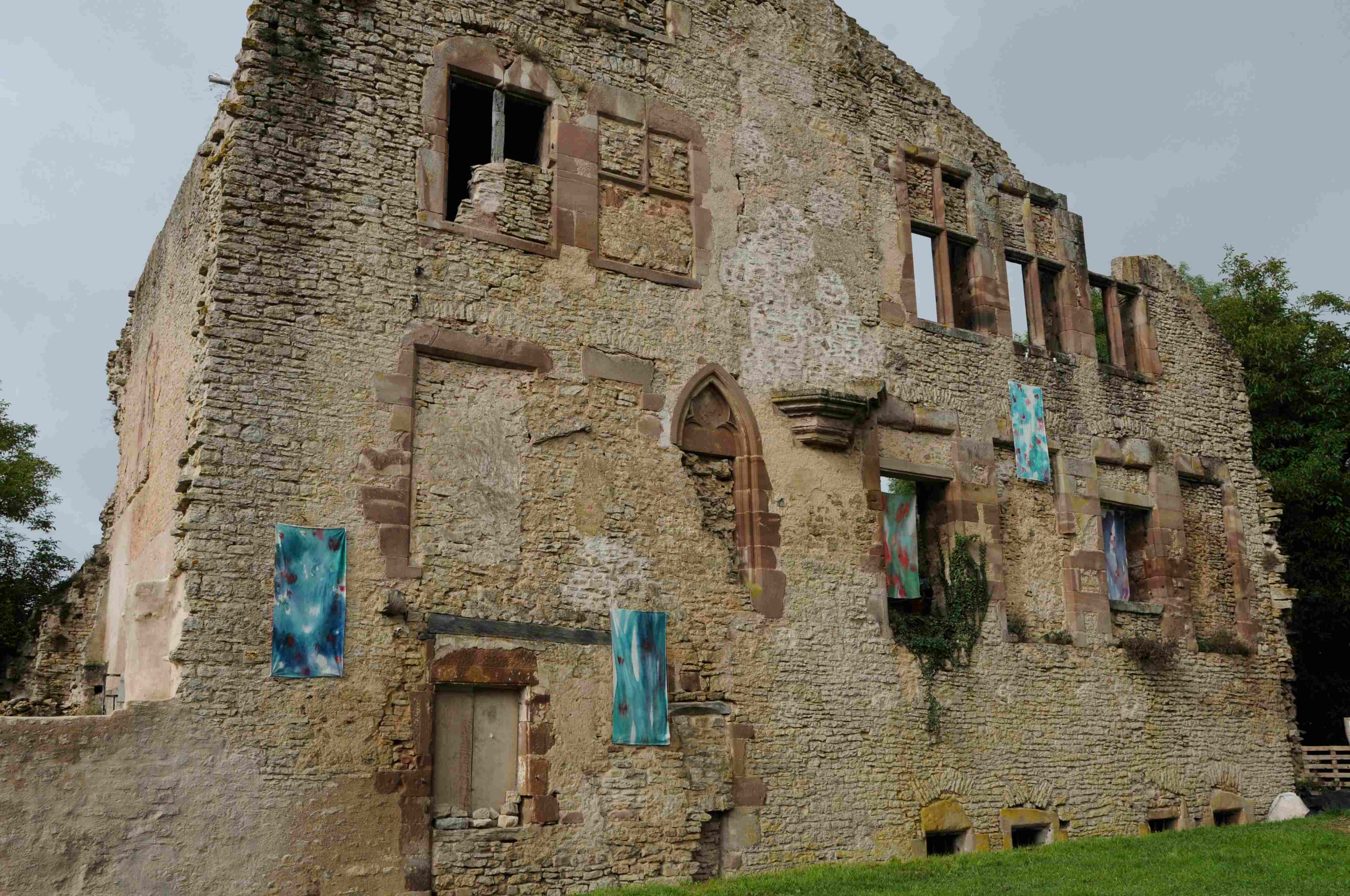 Œuvres textiles exposées sur la façade en ruine du château, autre vue