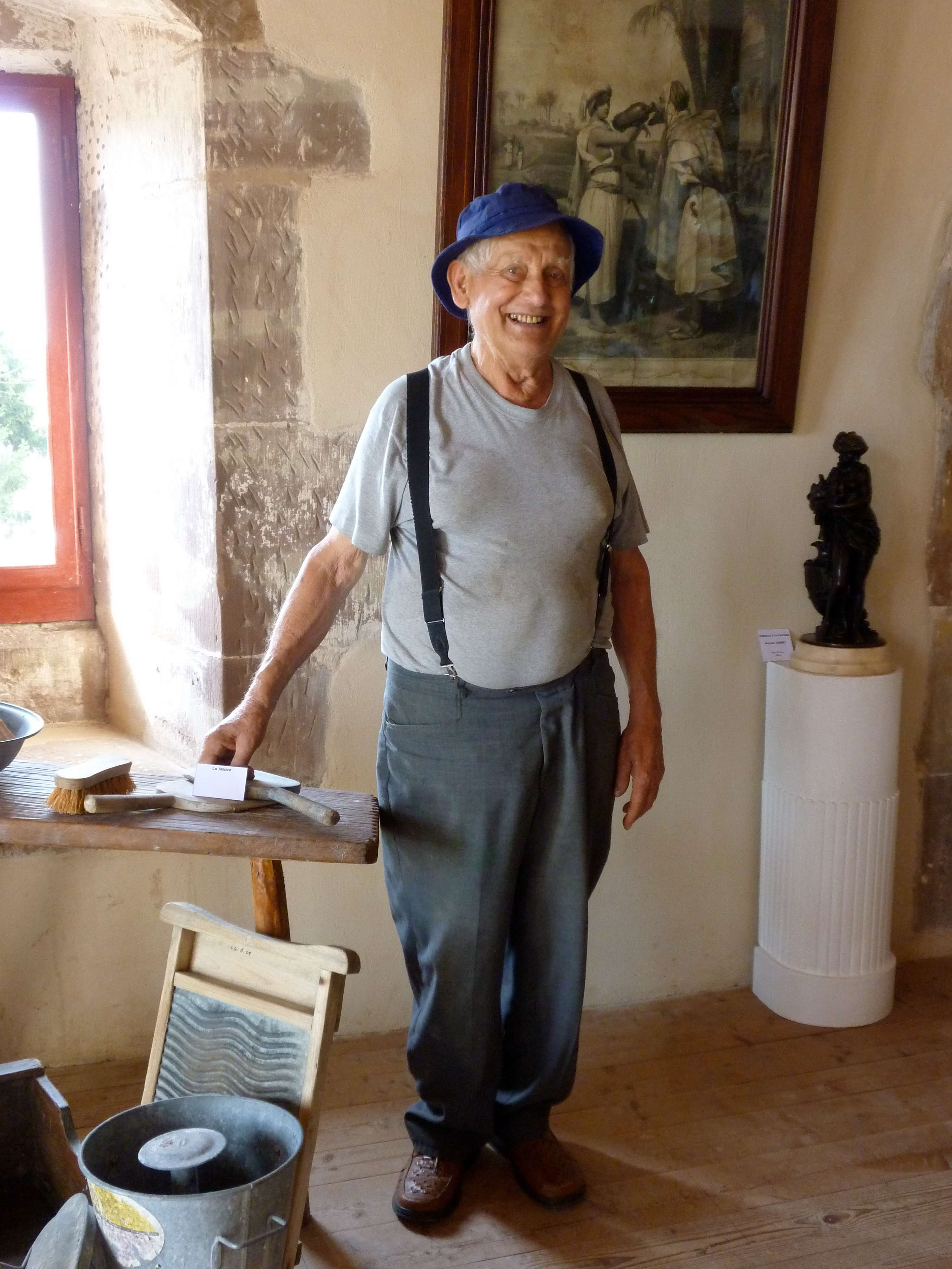 Jacques Mangin, bénévole, à l'exposition de la lessive d'autrefois