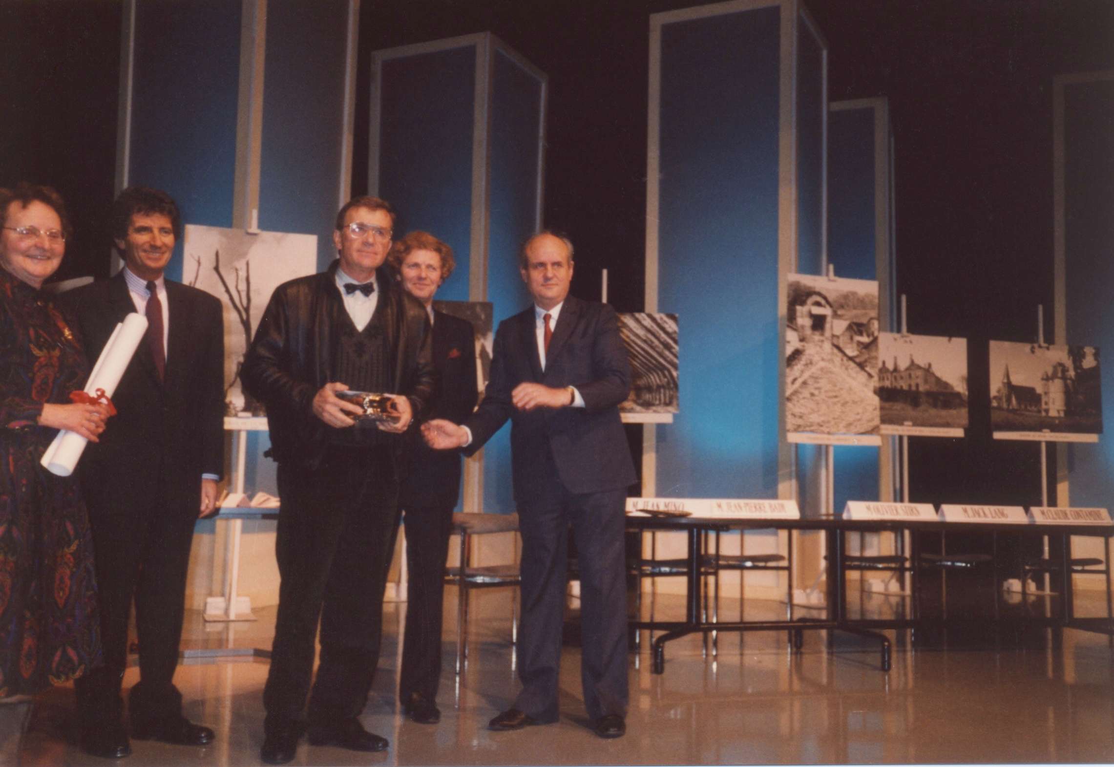 Remise du Prix Antenne 2 du patrimoine à l'association, 1988