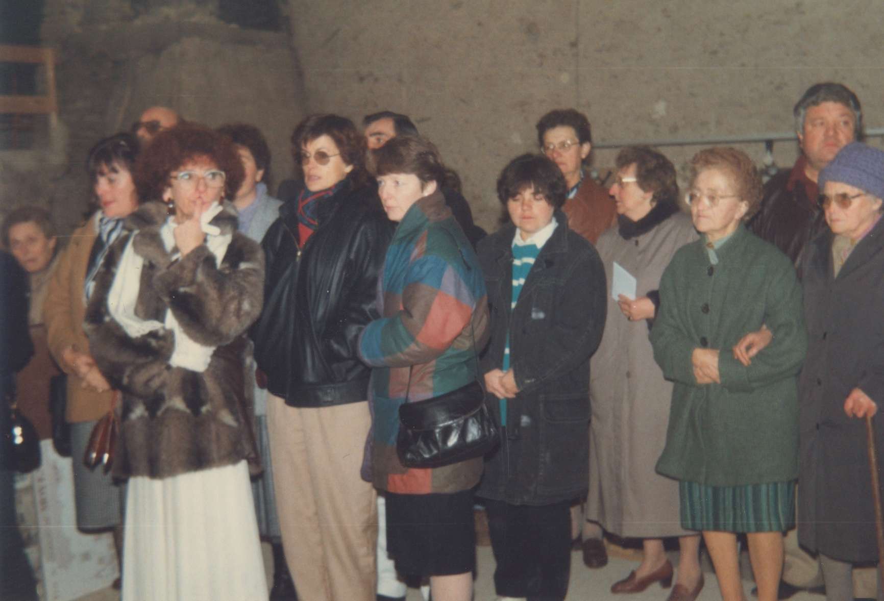 Un groupe de visiteurs dans le cellier