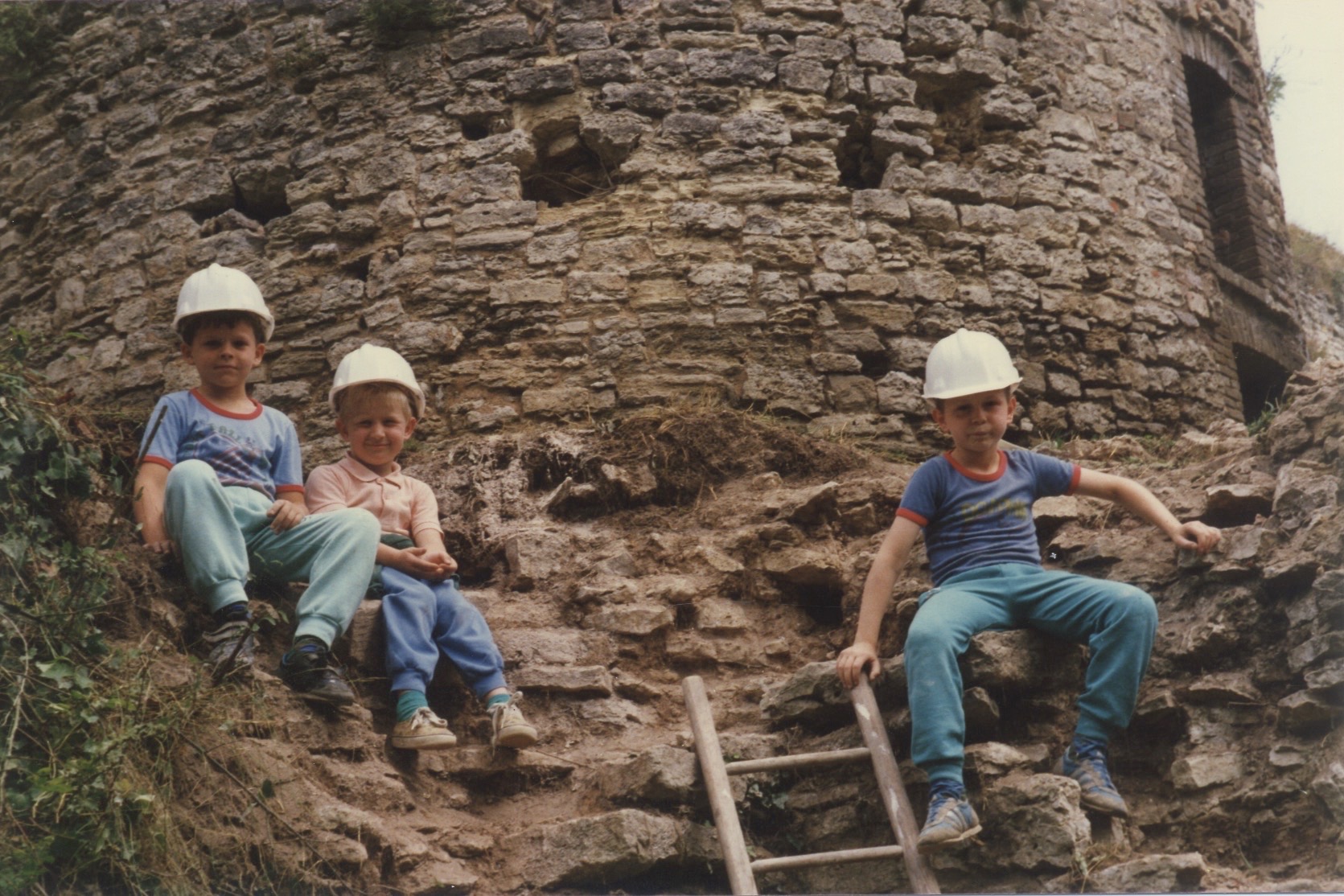 Jeunes visiteurs casqués sur le chantier, dans les années 1980