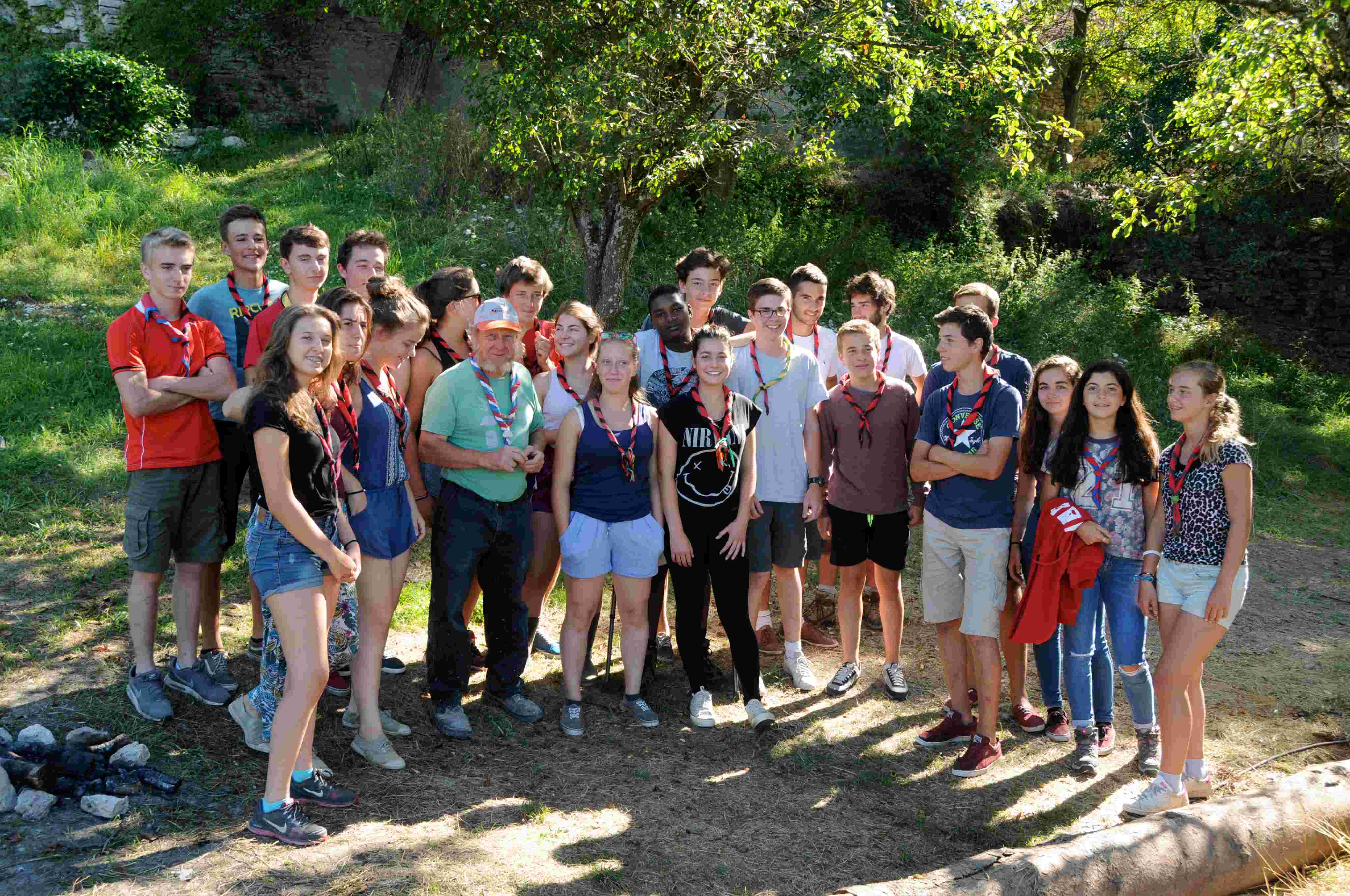 Le groupe de scouts réuni autour du foyer, 2016