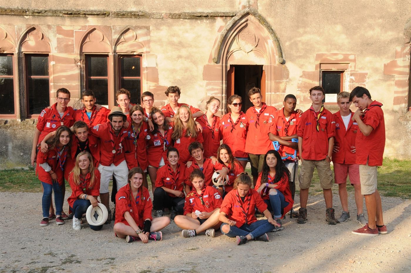 Le groupe de scouts devant le Palais épiscopal, 2016