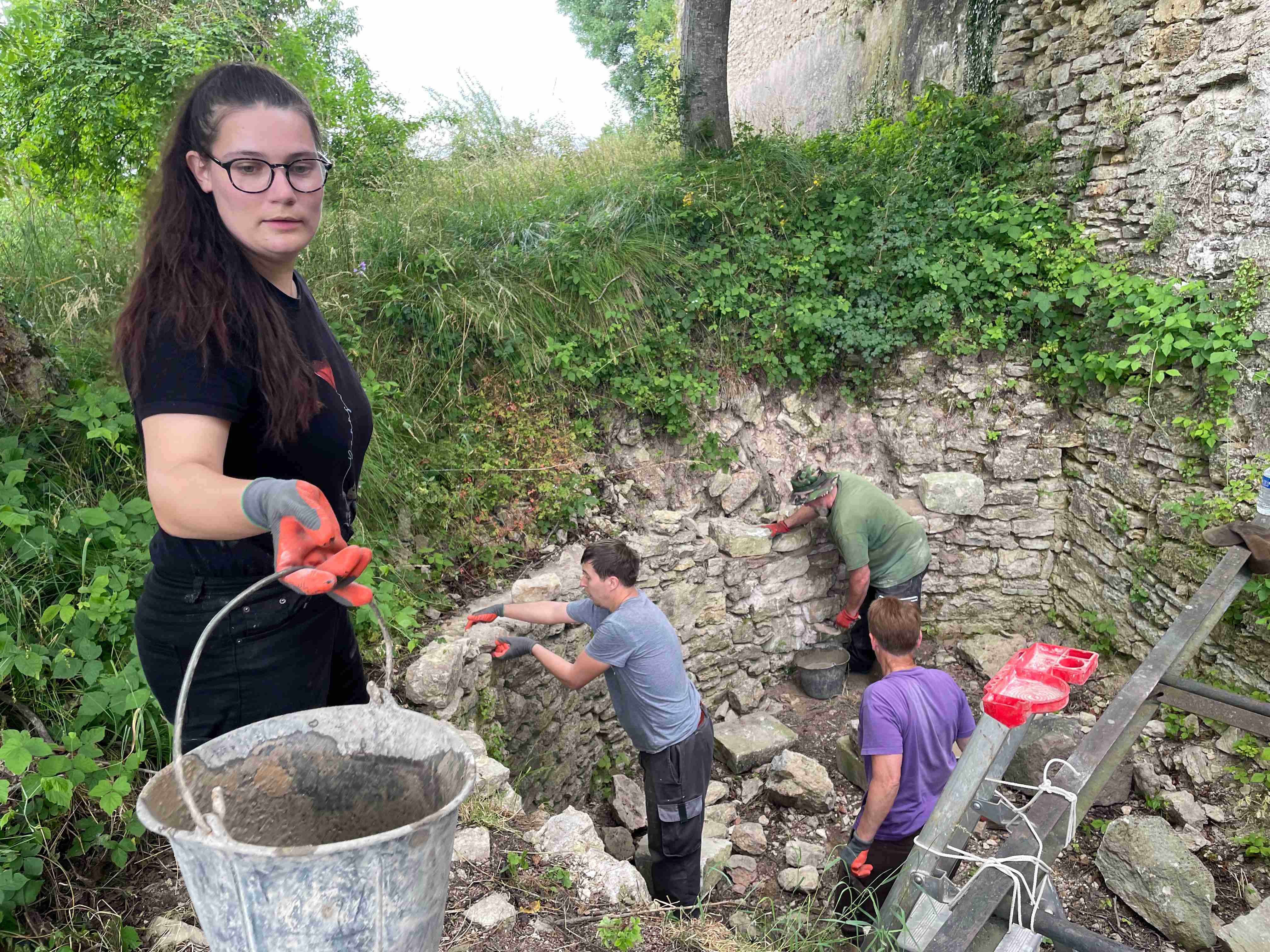 Chantier de maçonnerie d'un mur avec le CAPS