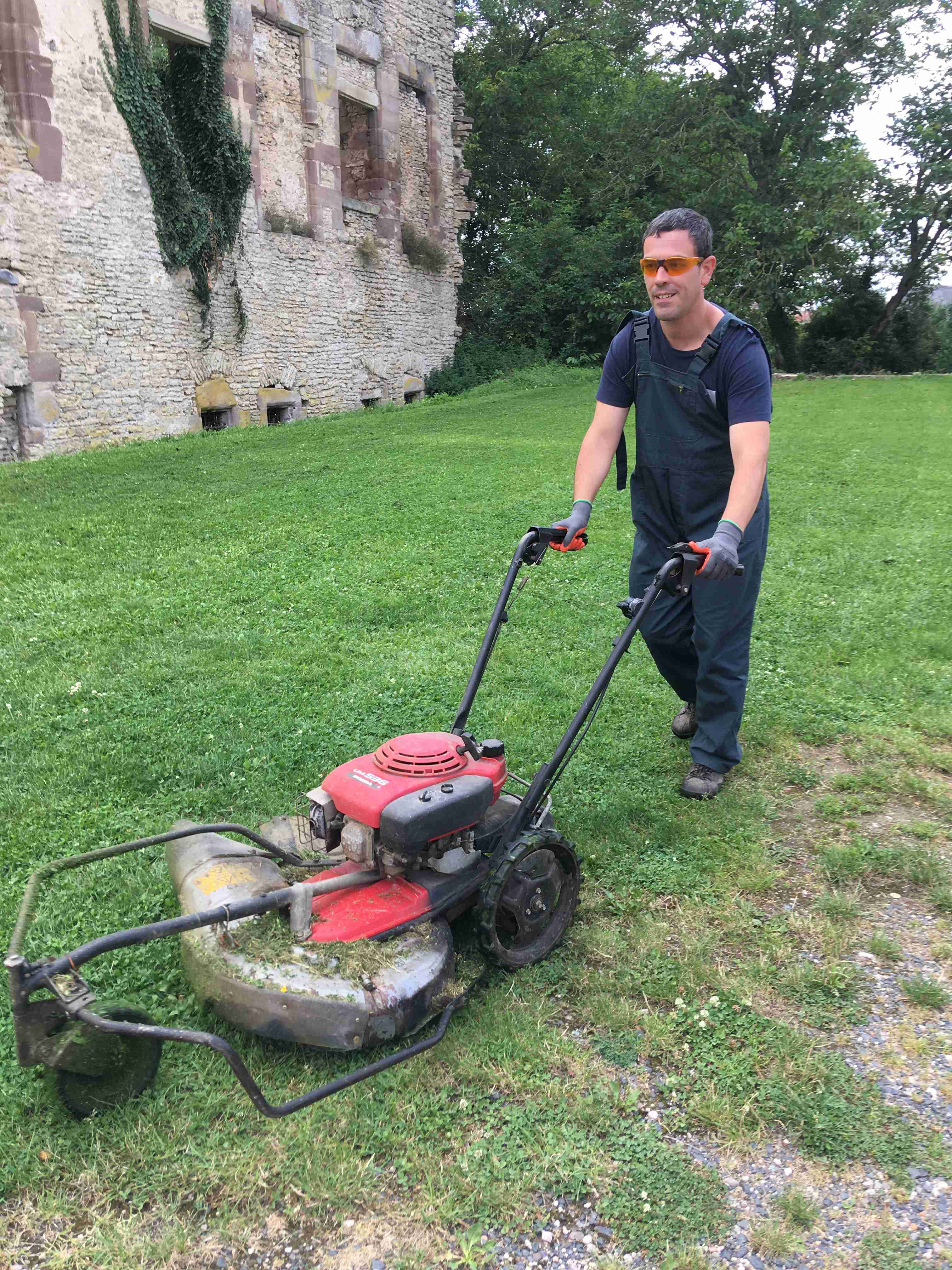 Tonte de la pelouse avec le CAPS