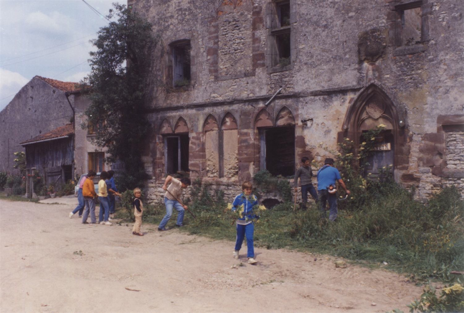 Bénévoles réunis devant le logis du châtelain, 1983