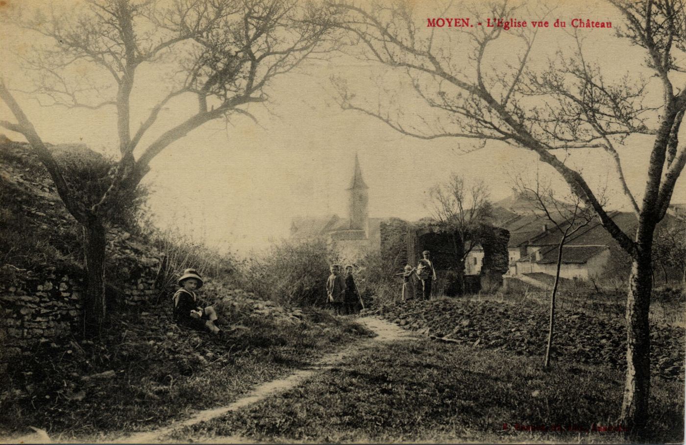 Le château et l'église de Moyen