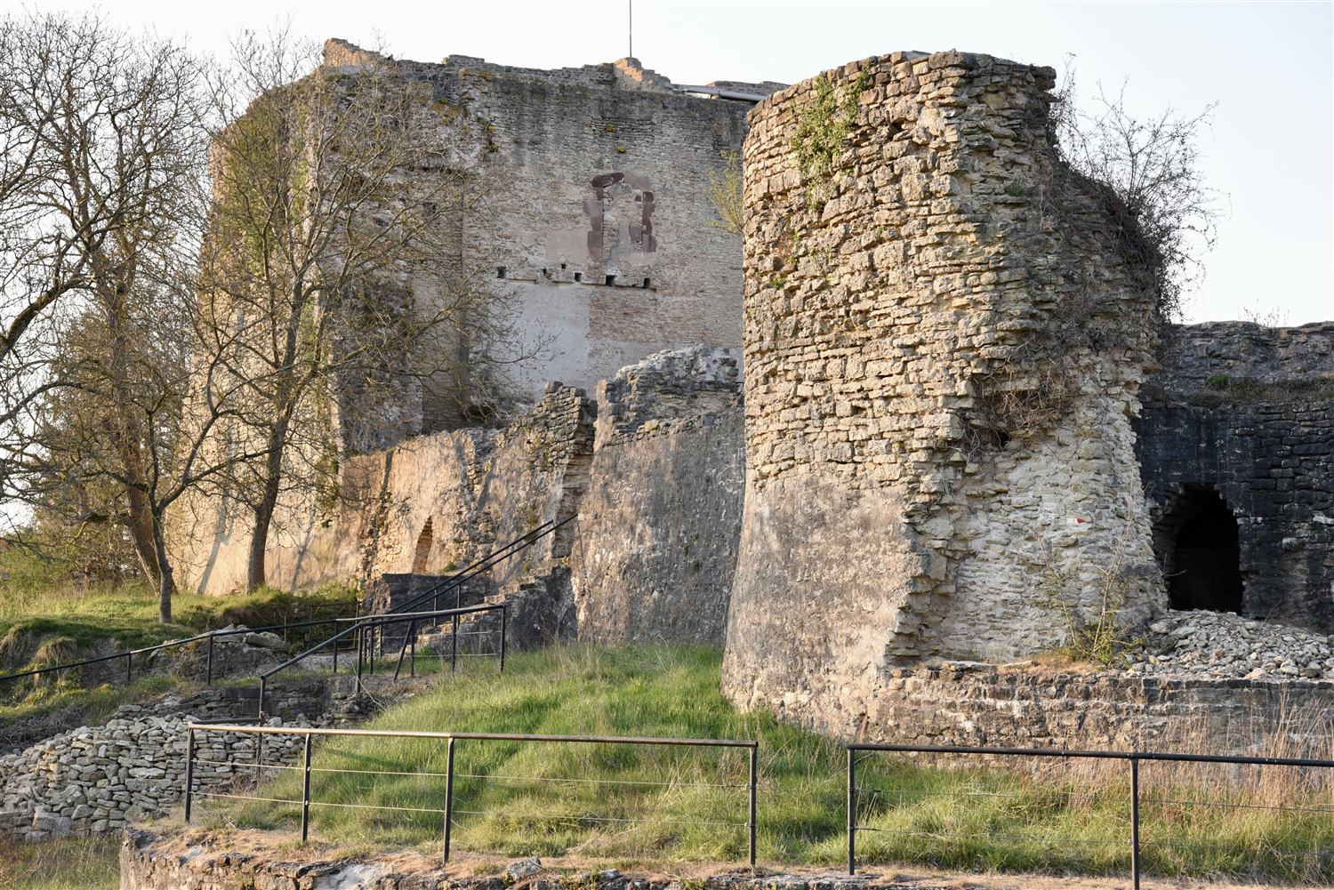 La tour et les remparts de l'enceinte