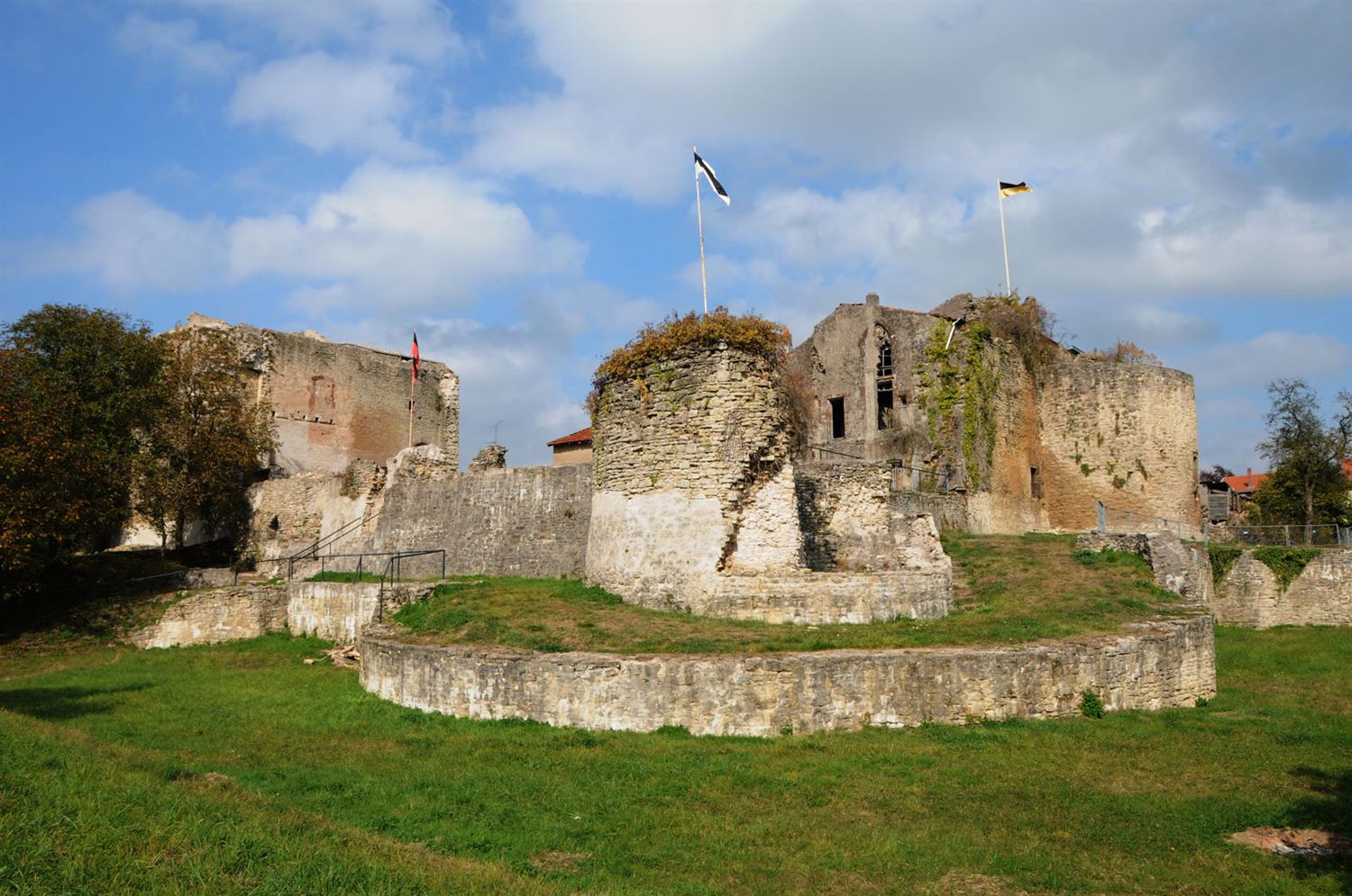 Les fossés et les tours du château, autre point de vue