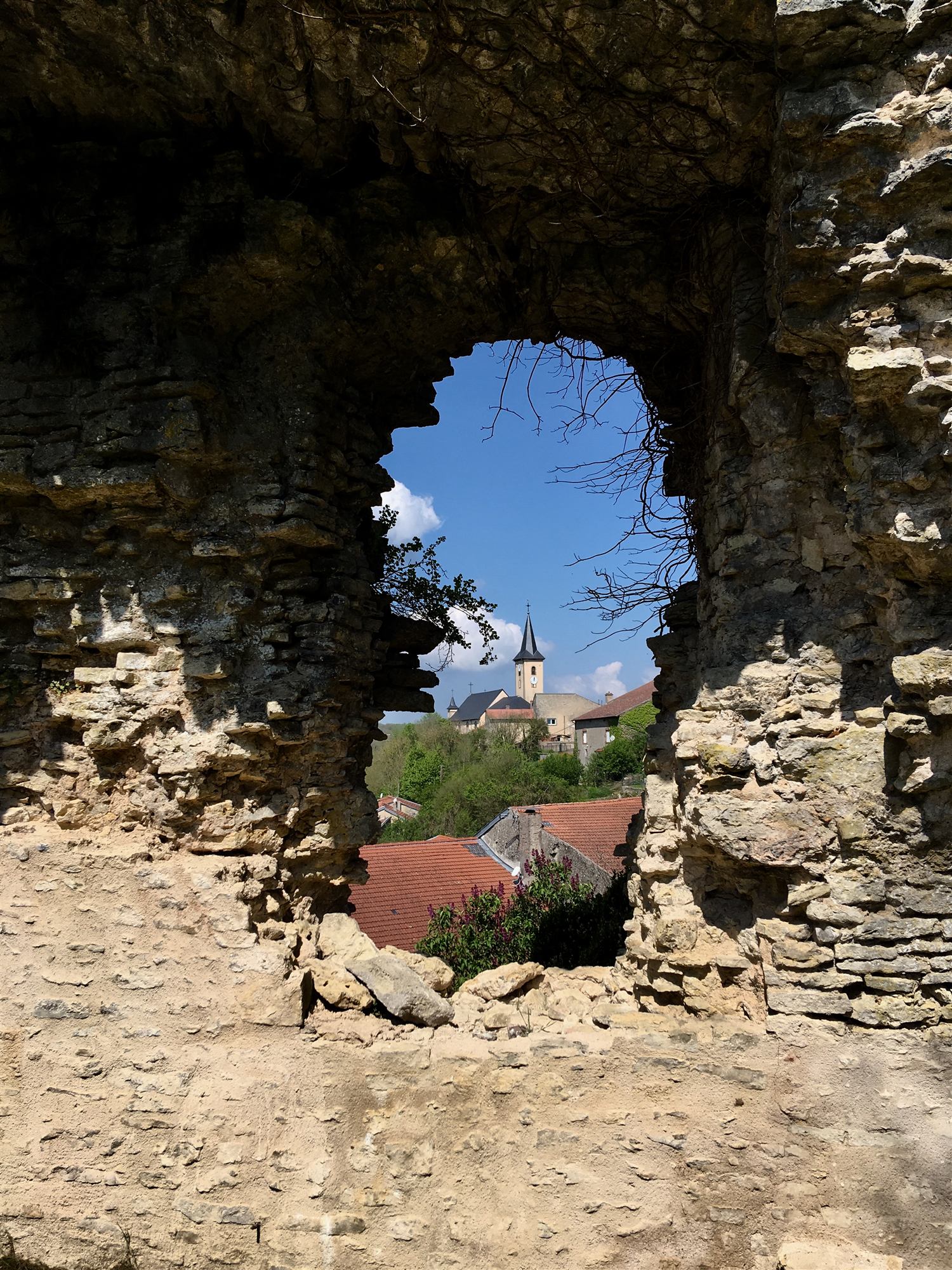 Vue à travers une ouverture des remparts
