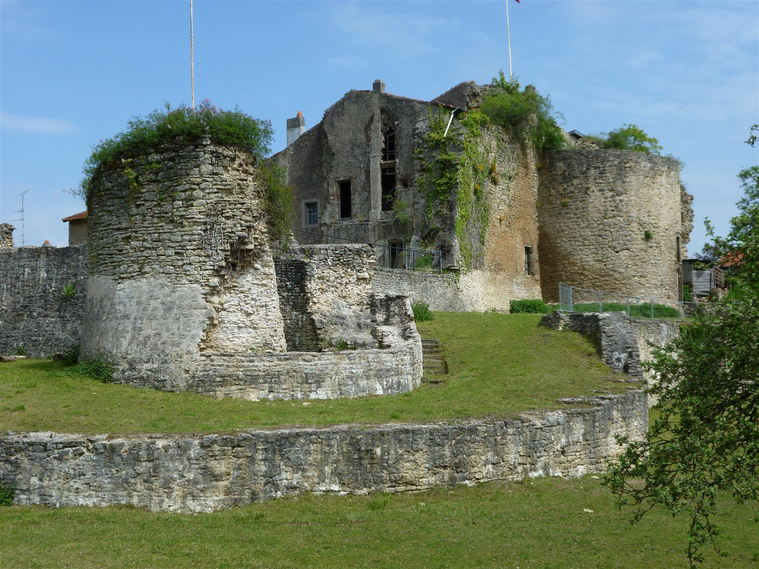 Le château entouré de verdure