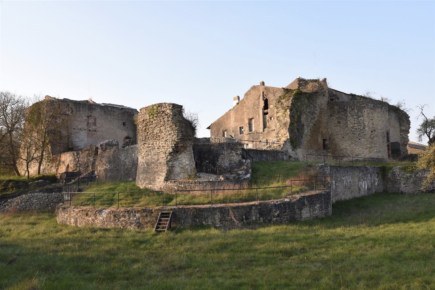 Vue d'ensemble du château depuis la muraille extèrieure