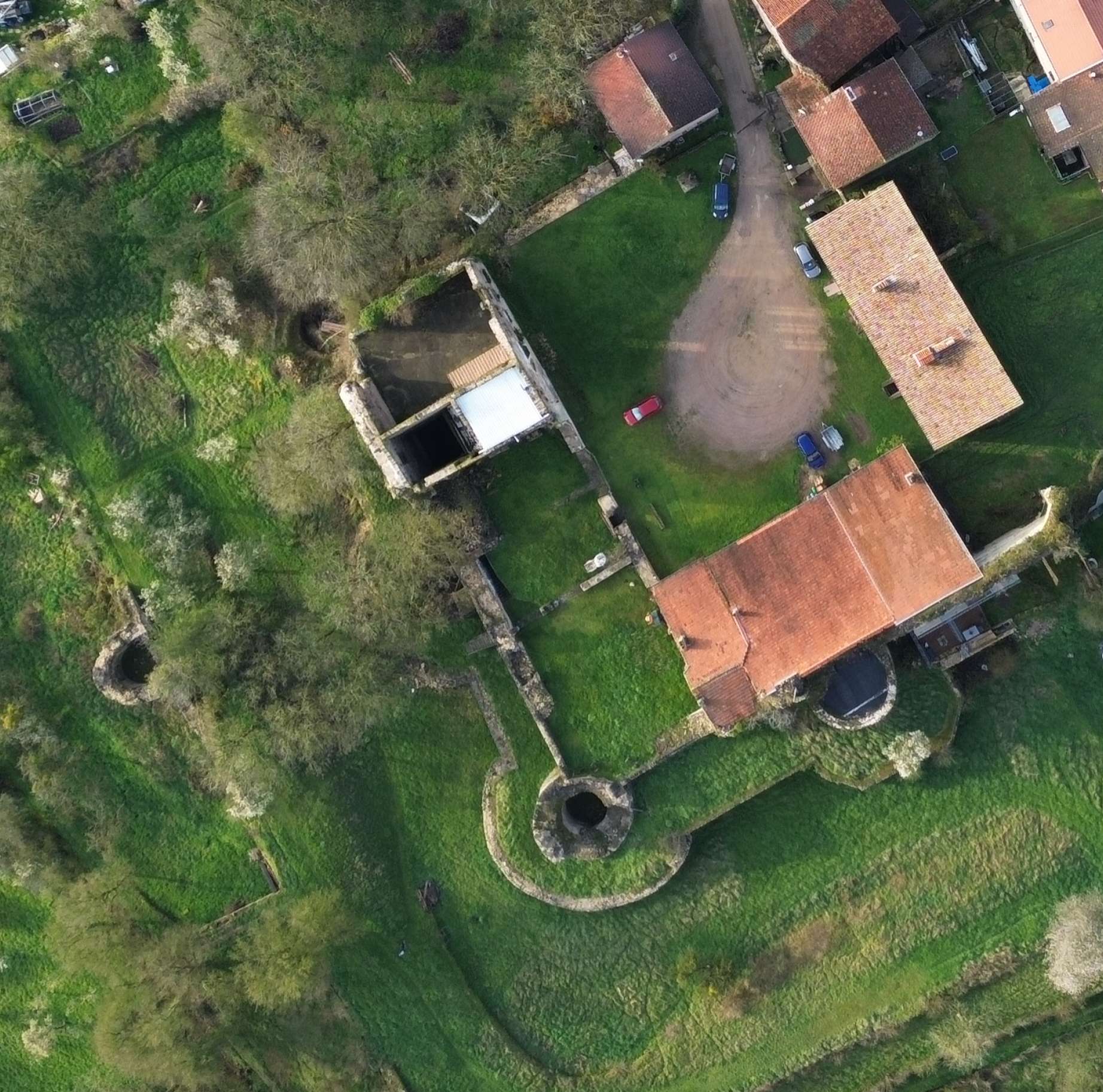 Vue aérienne verticale du château et de ses vestiges