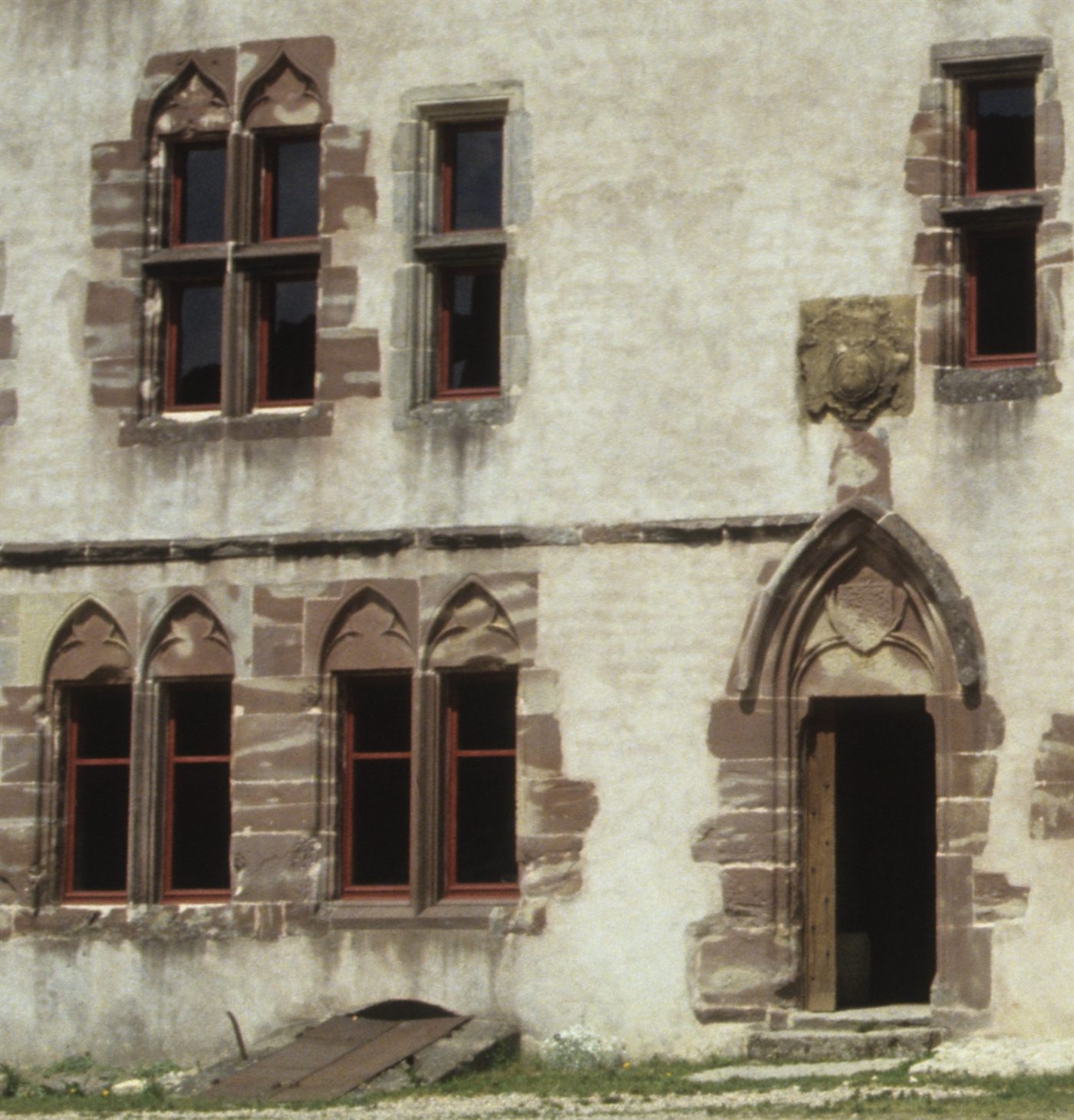 Façade du château avec ses fenêtres à meneaux gothiques en grès des Vosges et son portail d'entrée
