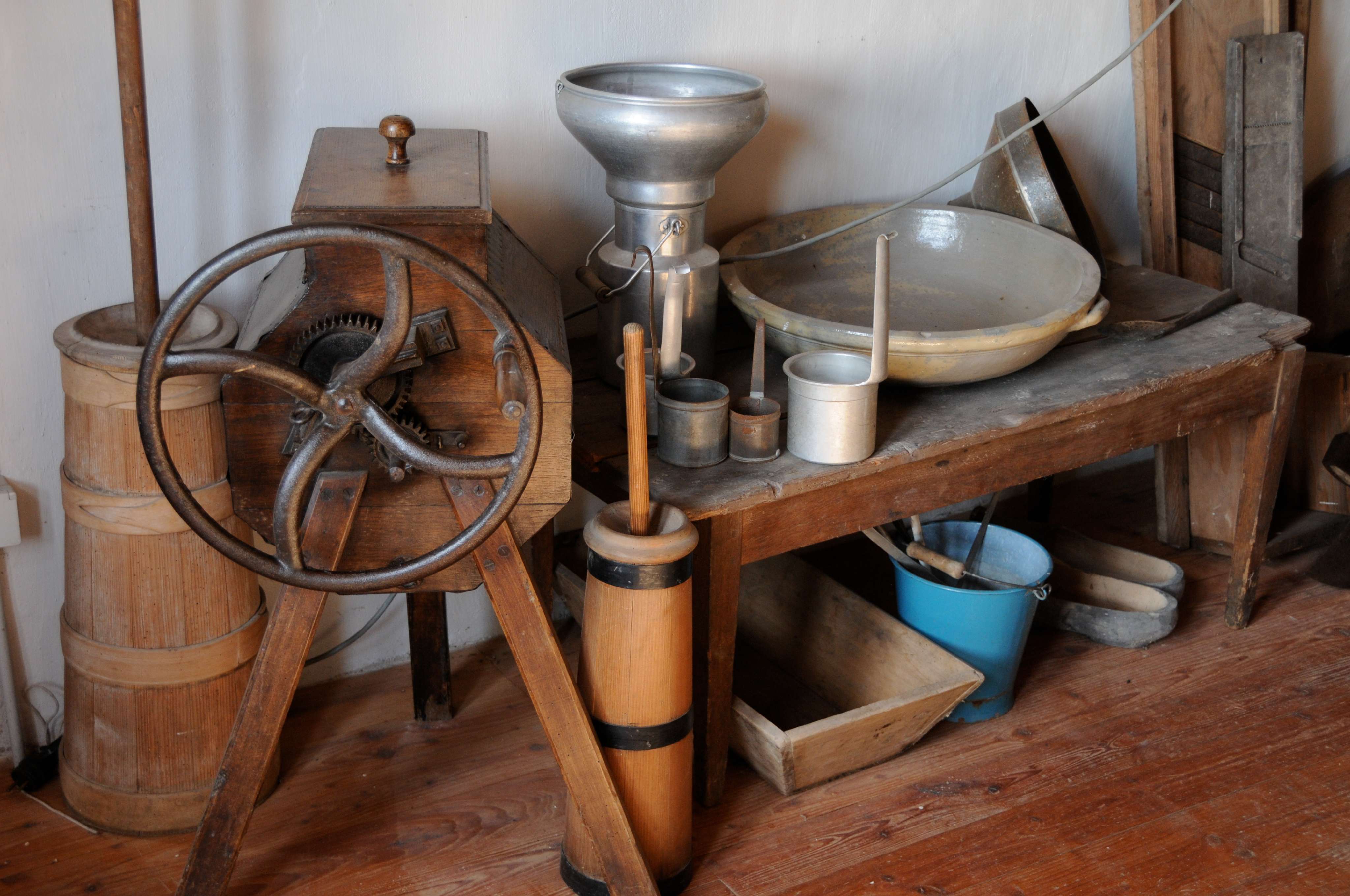Chariot et outils agricoles anciens