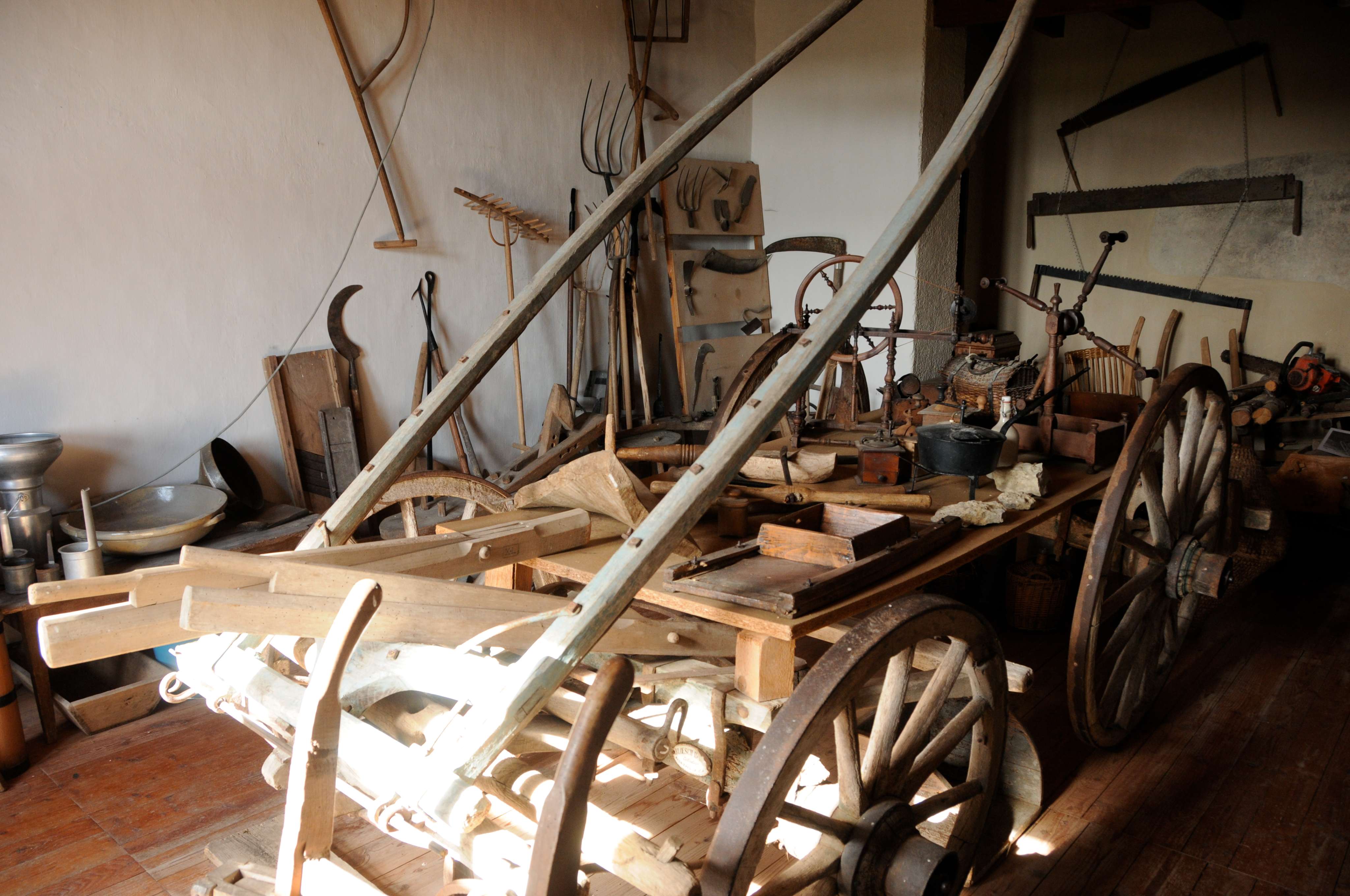 Faucilles, faux et outils agraires anciens