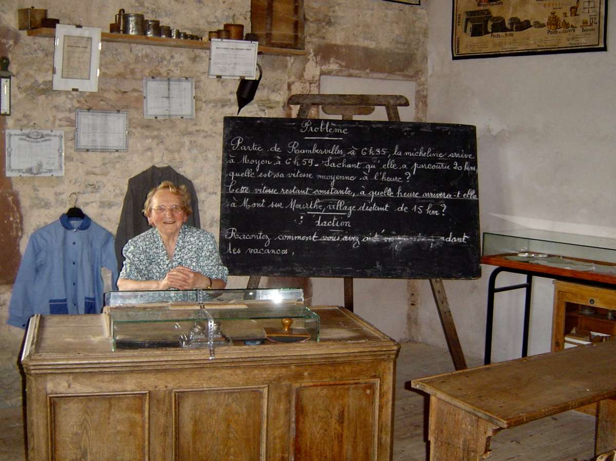 Marguerite, bénévole, dans la salle de classe 1900