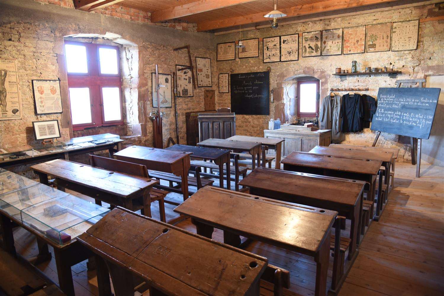 Pupitres et tableau noir, la salle de classe ancienne