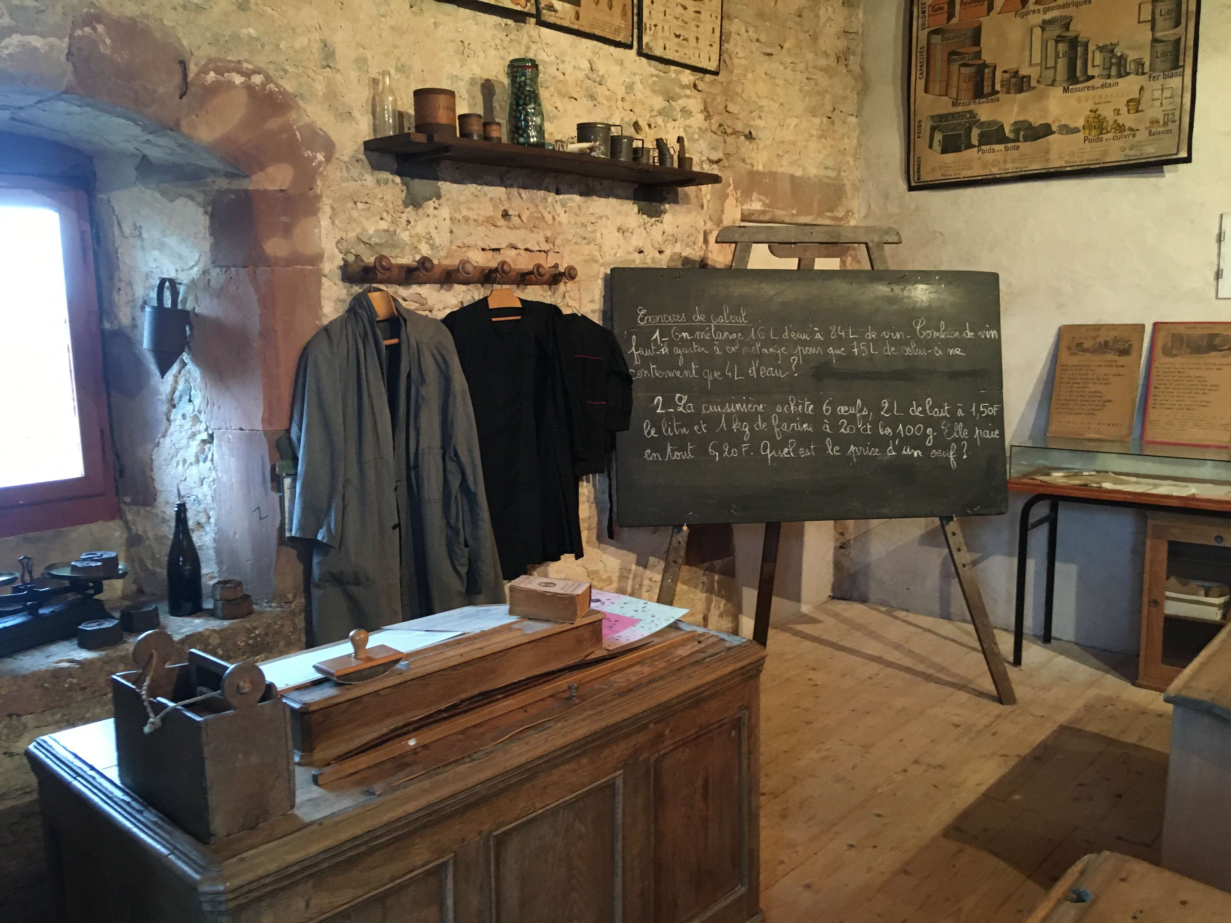 Vitrines de plumes et cahiers d'écolier