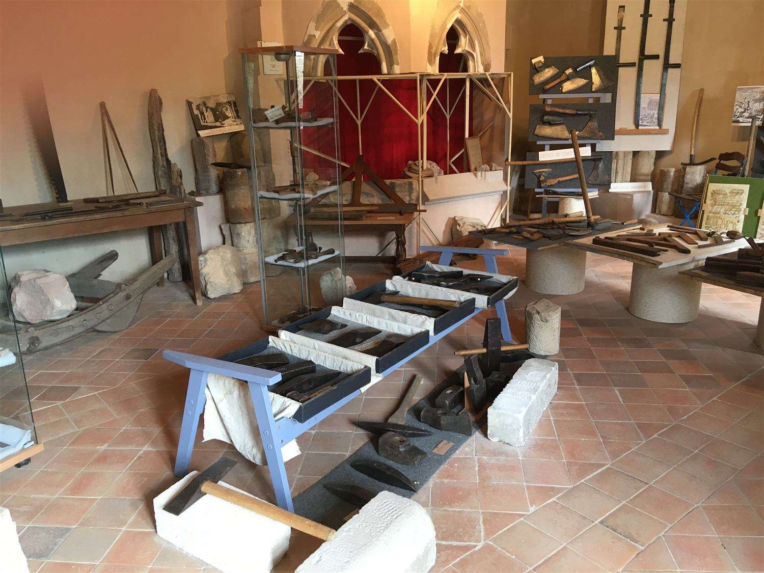 Les outils du tailleur de pierres et du charpentier