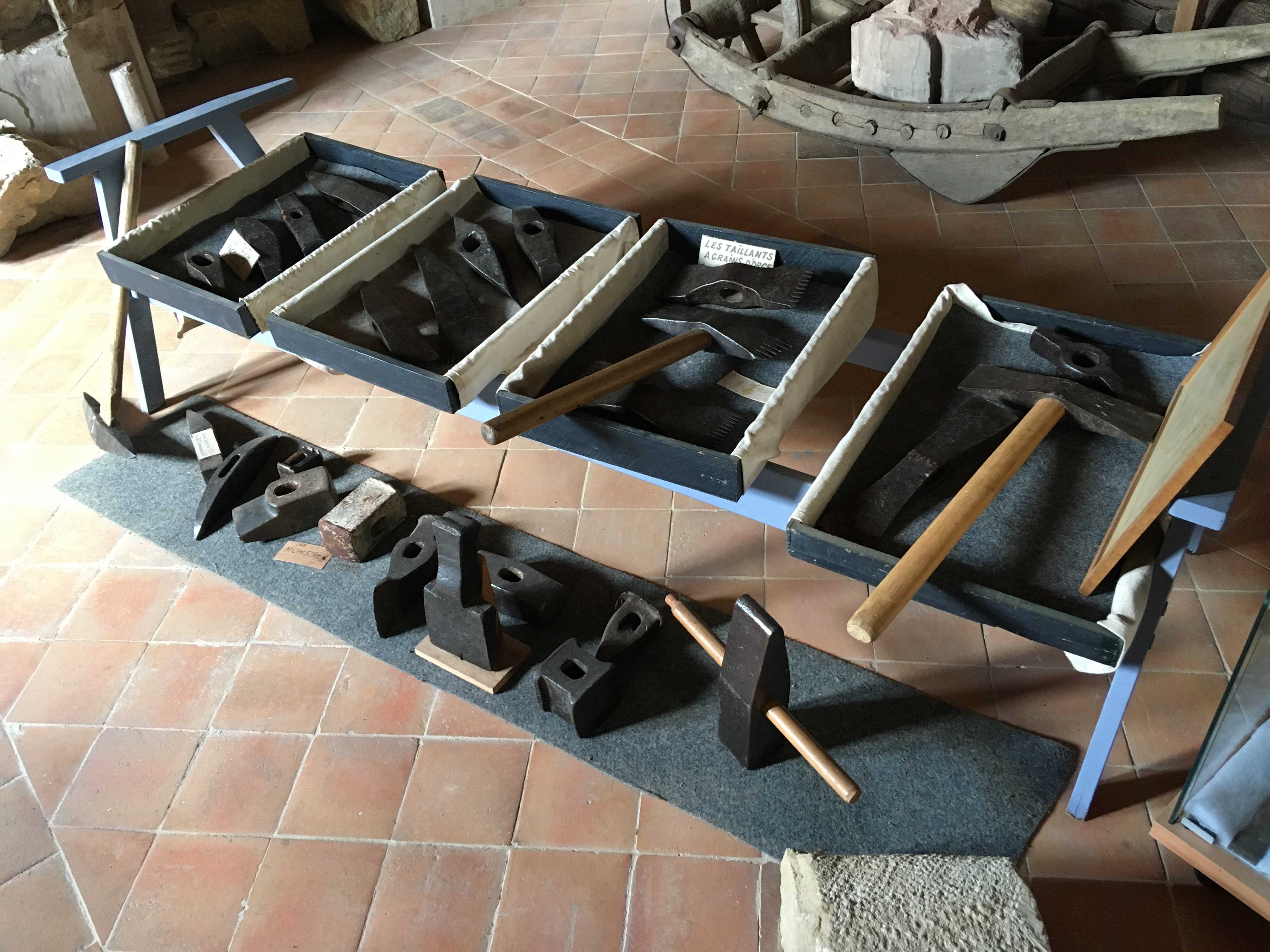 Les outils du tailleur de pierre, marteaux et taillants
