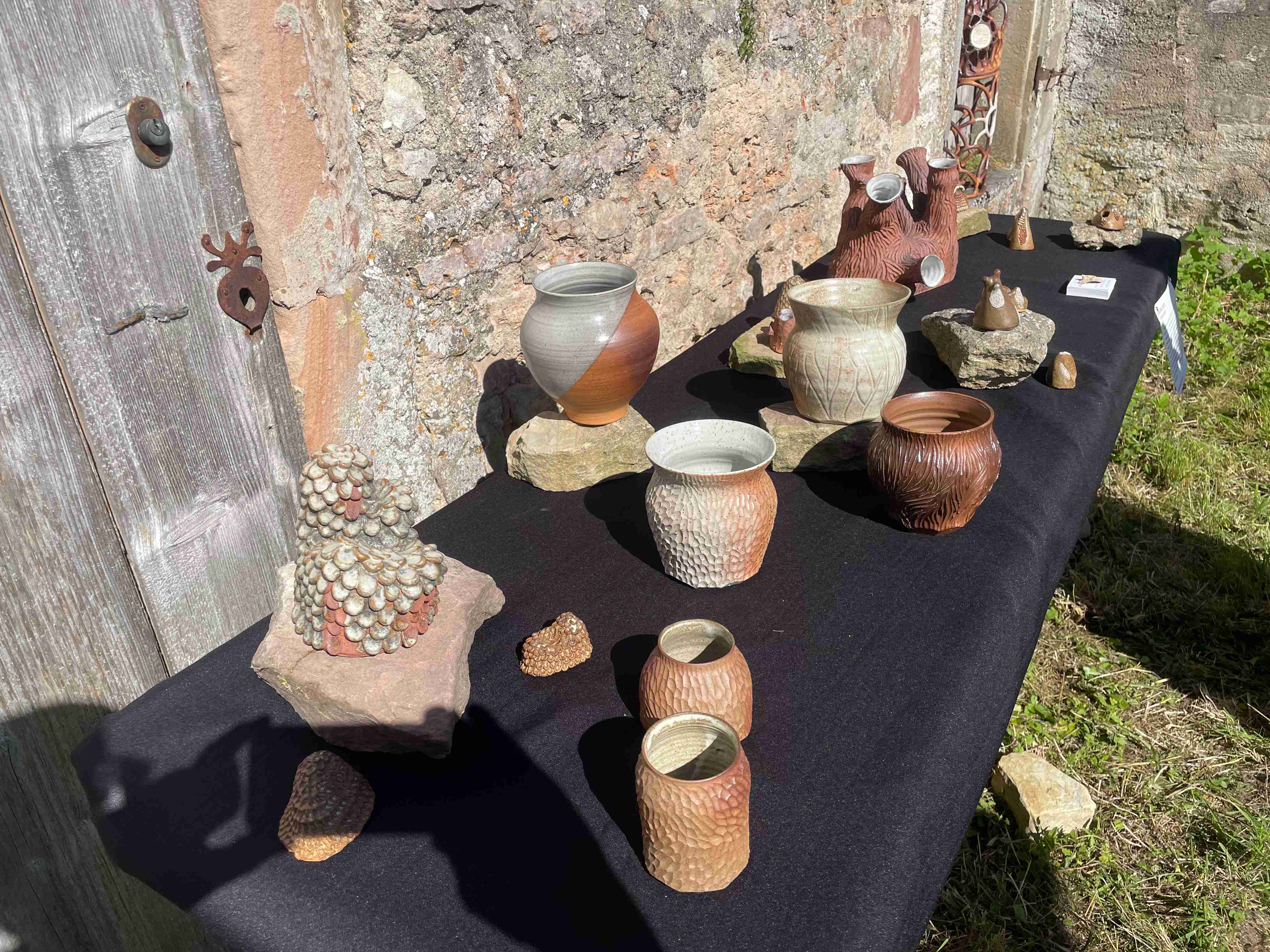 Poteries présentées en extérieur, exposition « Artypique »