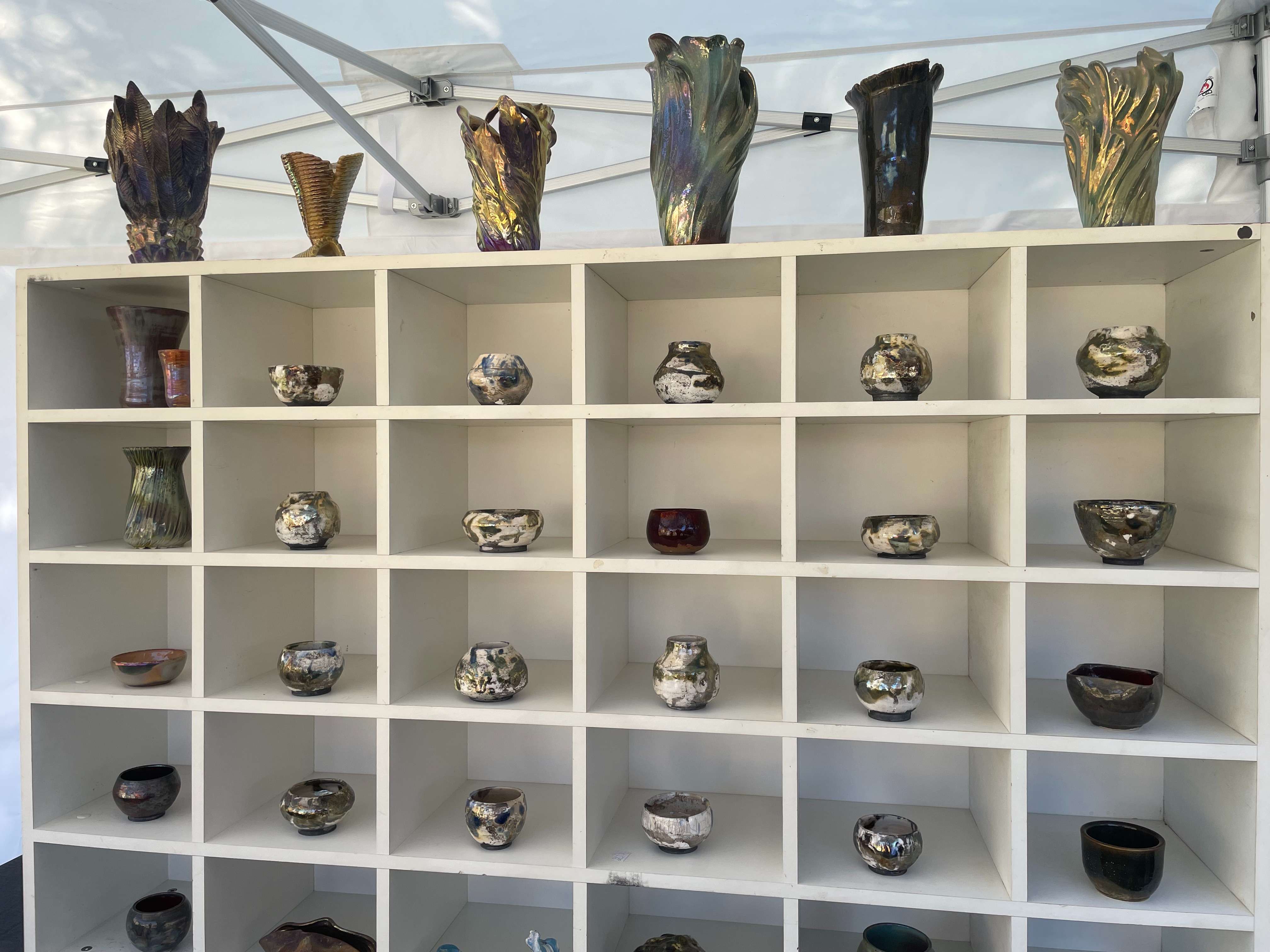 Céramiques et vases exposés, projet « Artypique »