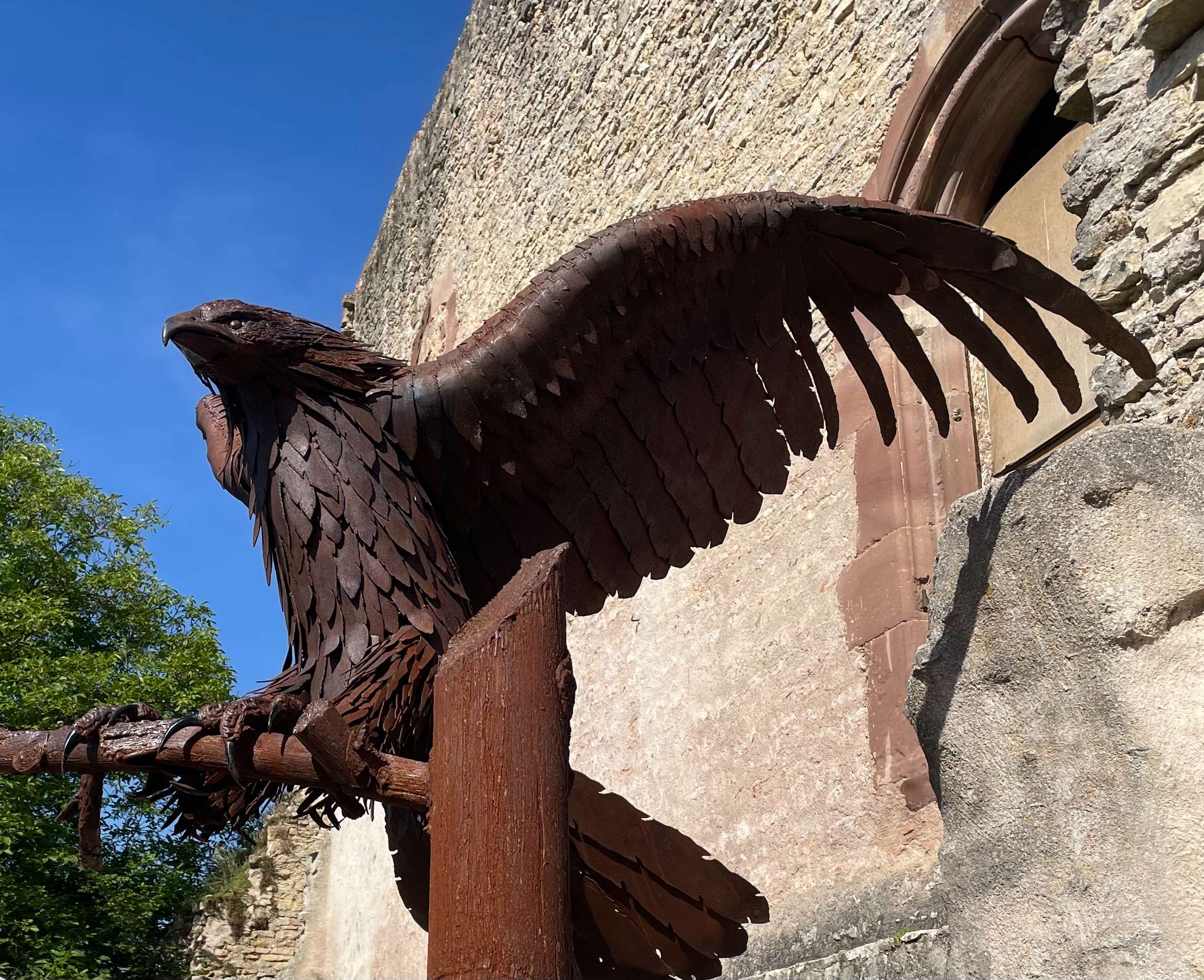Sculpture d'aigle en métal, installation « Artypique »