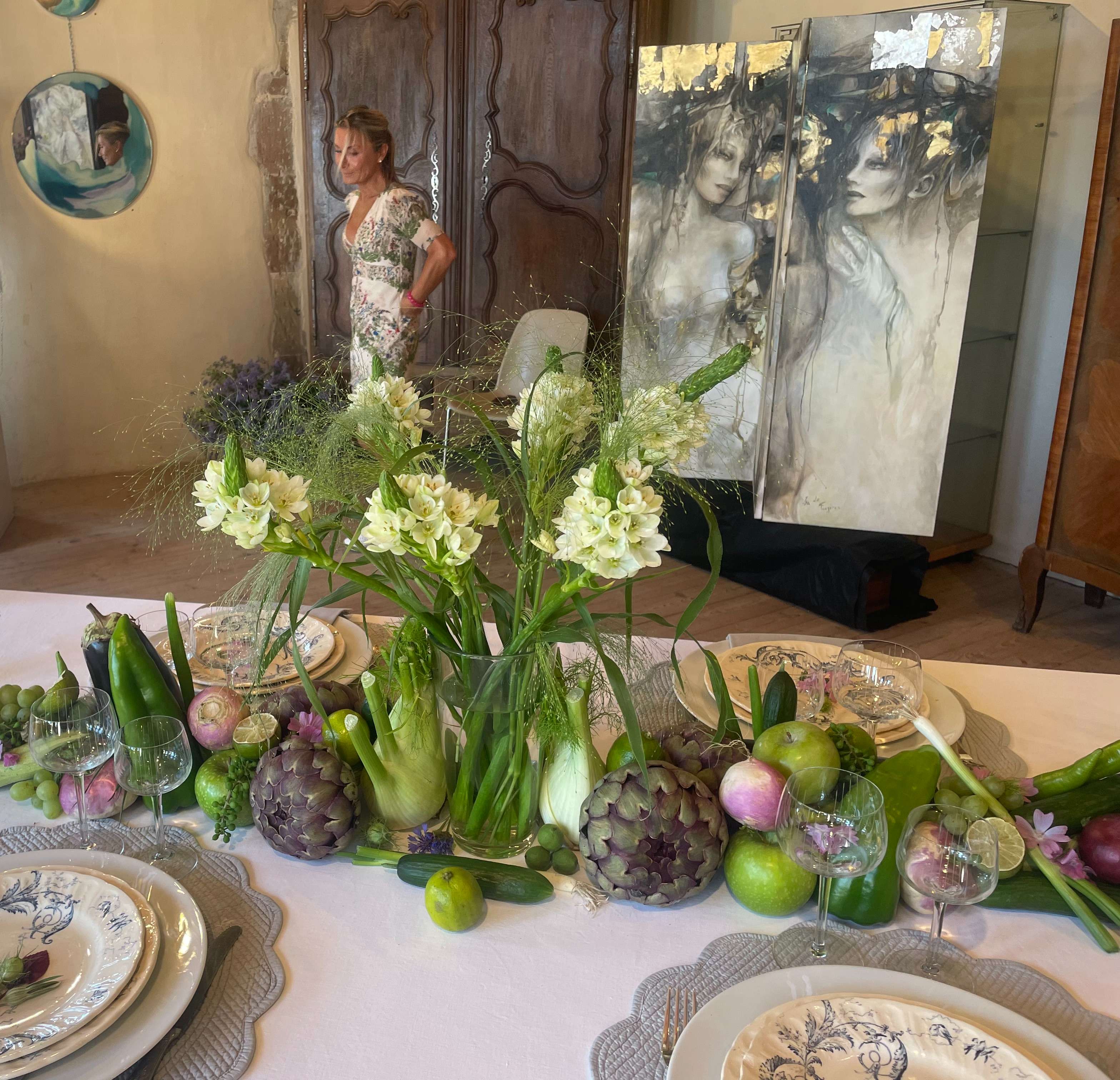 Table dressée devant des peintures, exposition « Artypique »