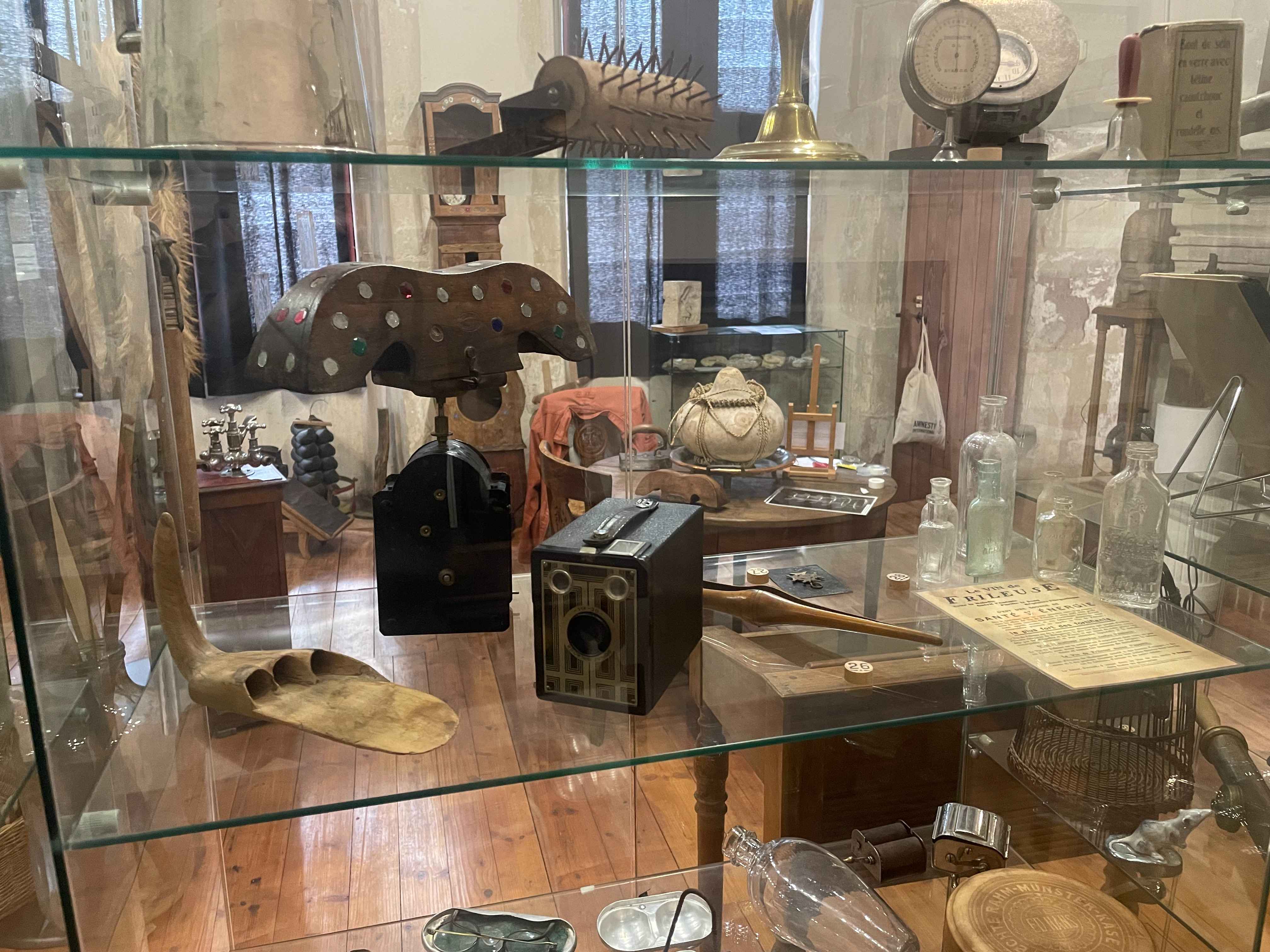 Appareil photo ancien et flacons, cabinet de curiosités