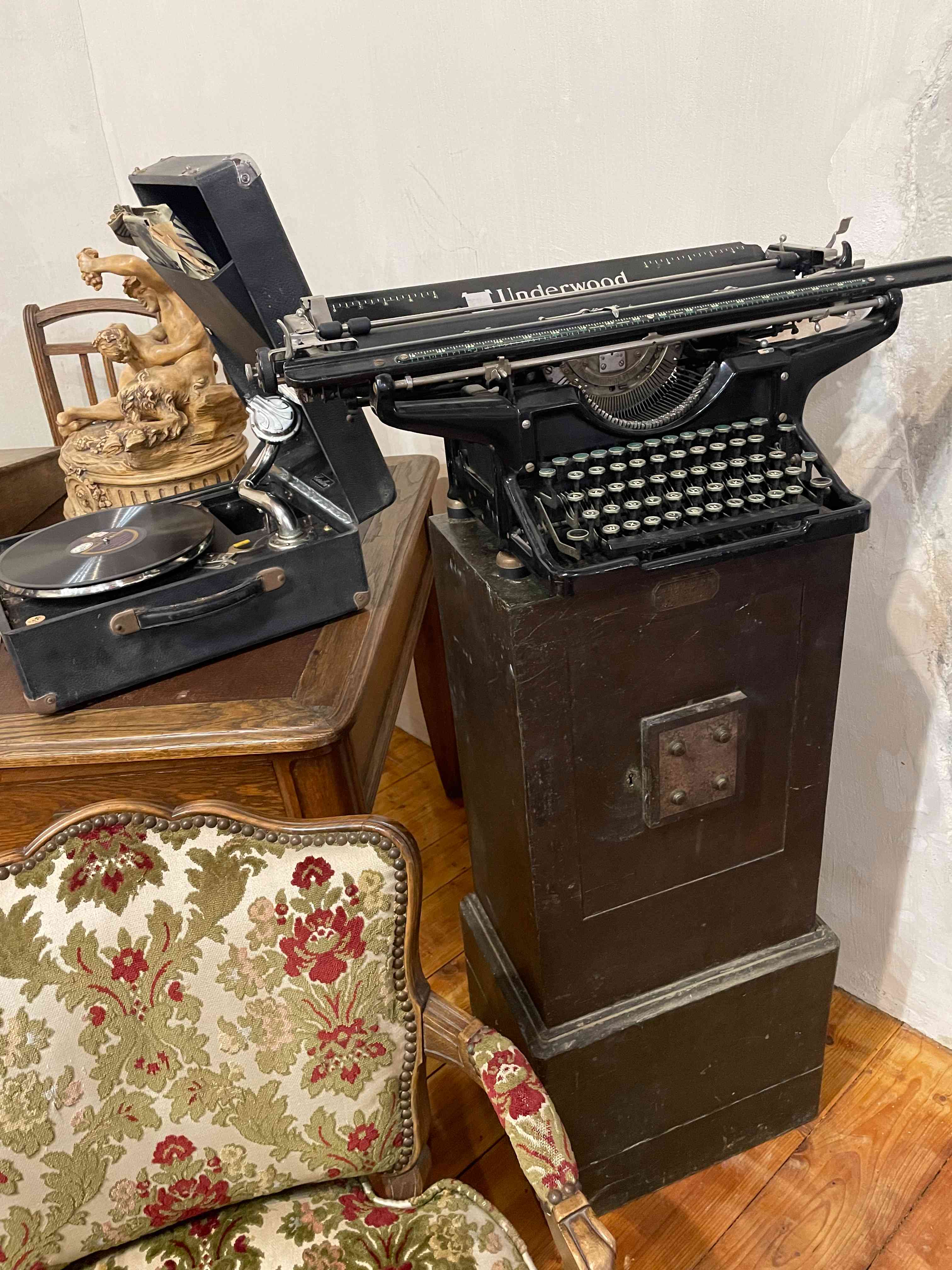 Machine à écrire et mobilier ancien du cabinet de curiosités