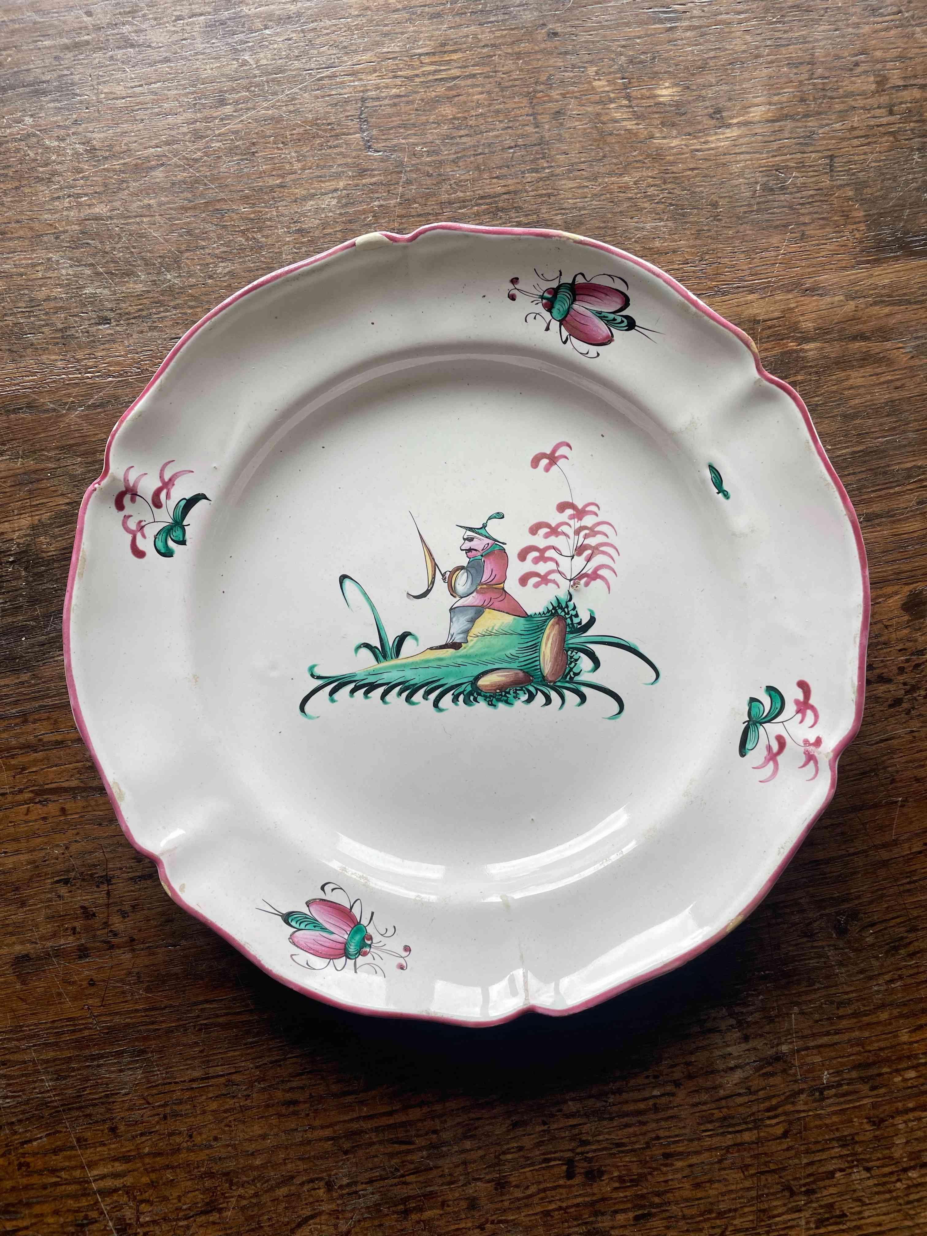 Assiette de la faïencerie de Moyen à décor de personnage (1765-1788)