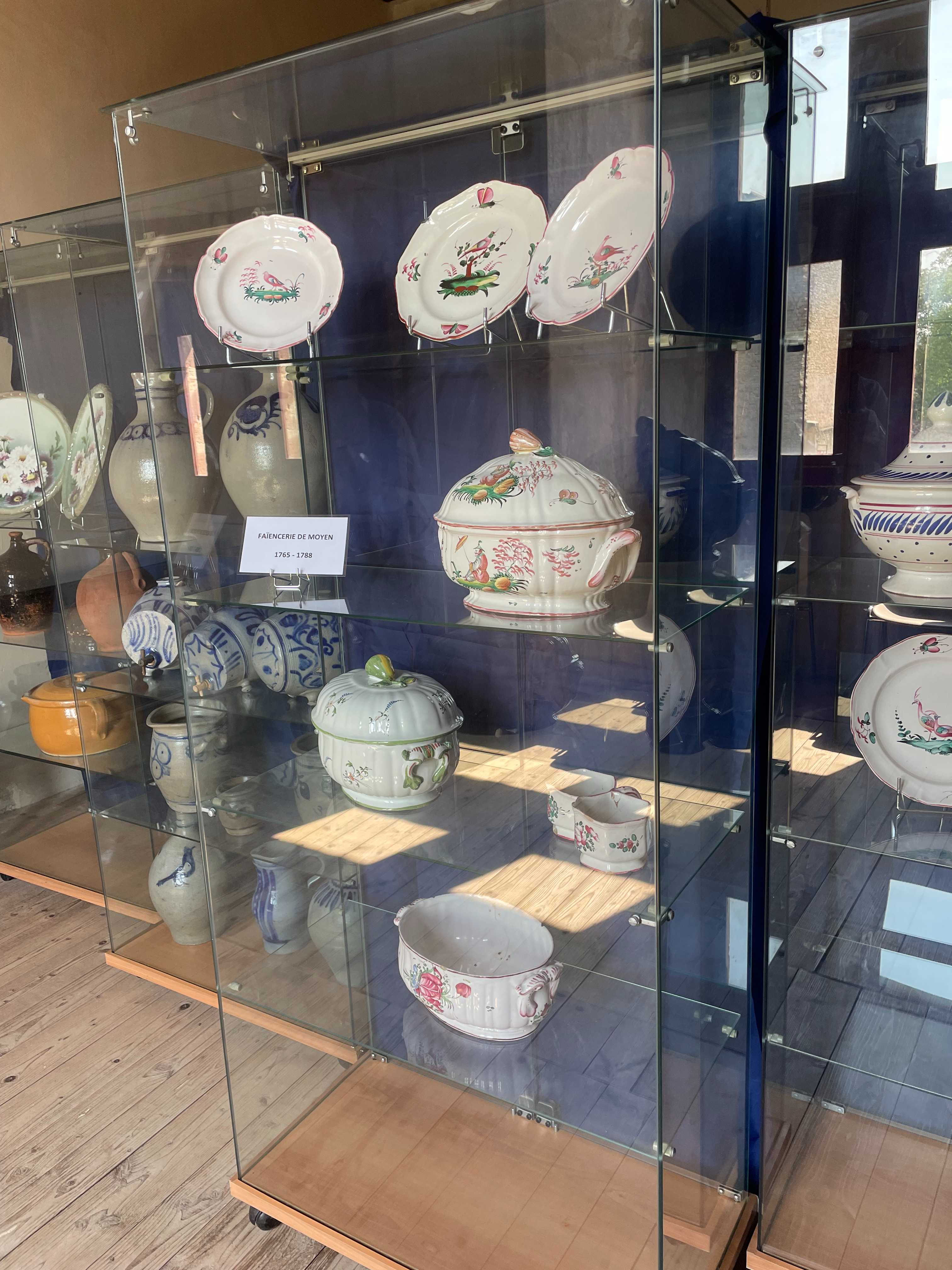 Vitrine de la faïencerie de Moyen (1765-1788)