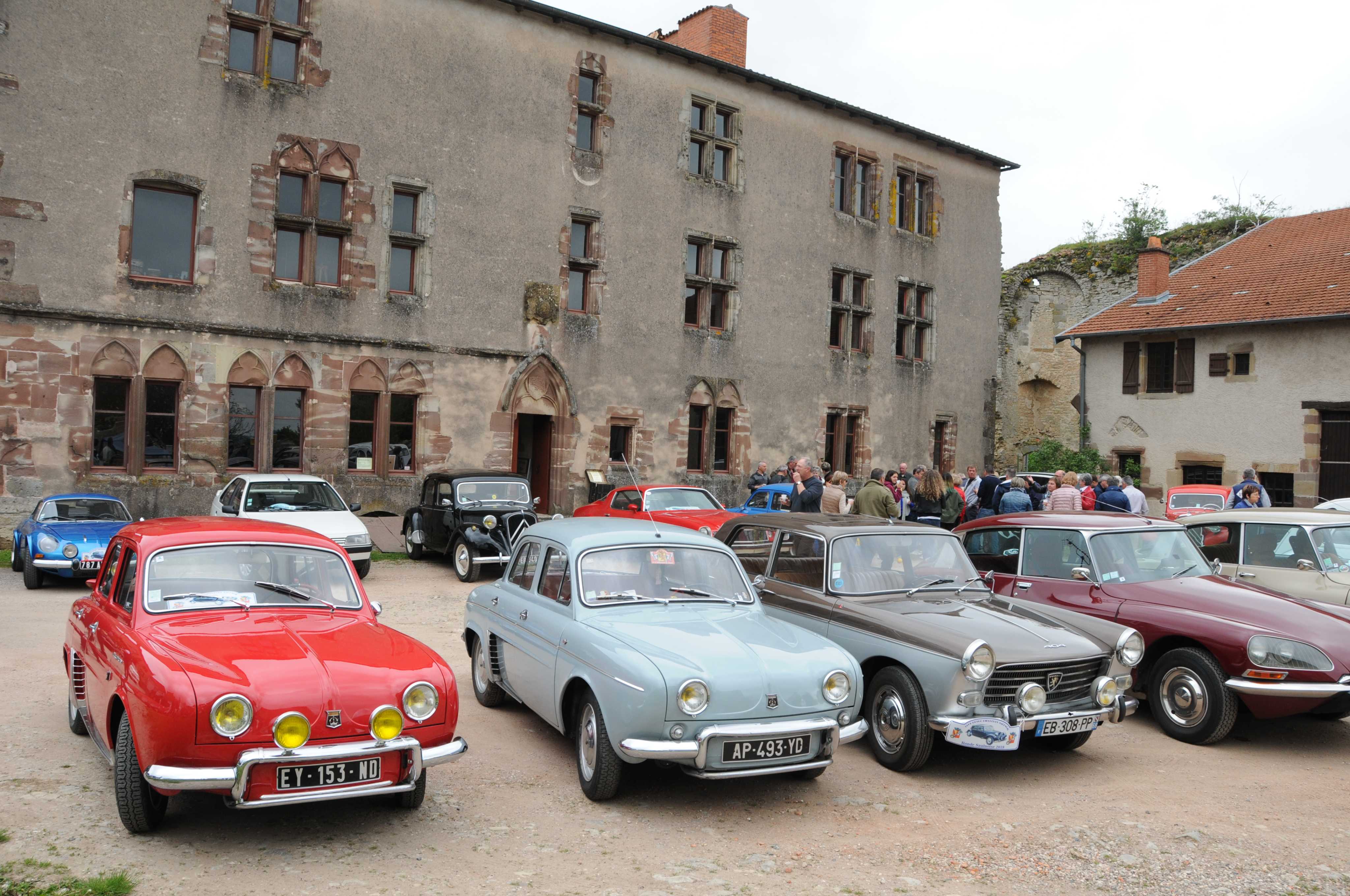 Un rallye de voitures anciennes dans la cour du château