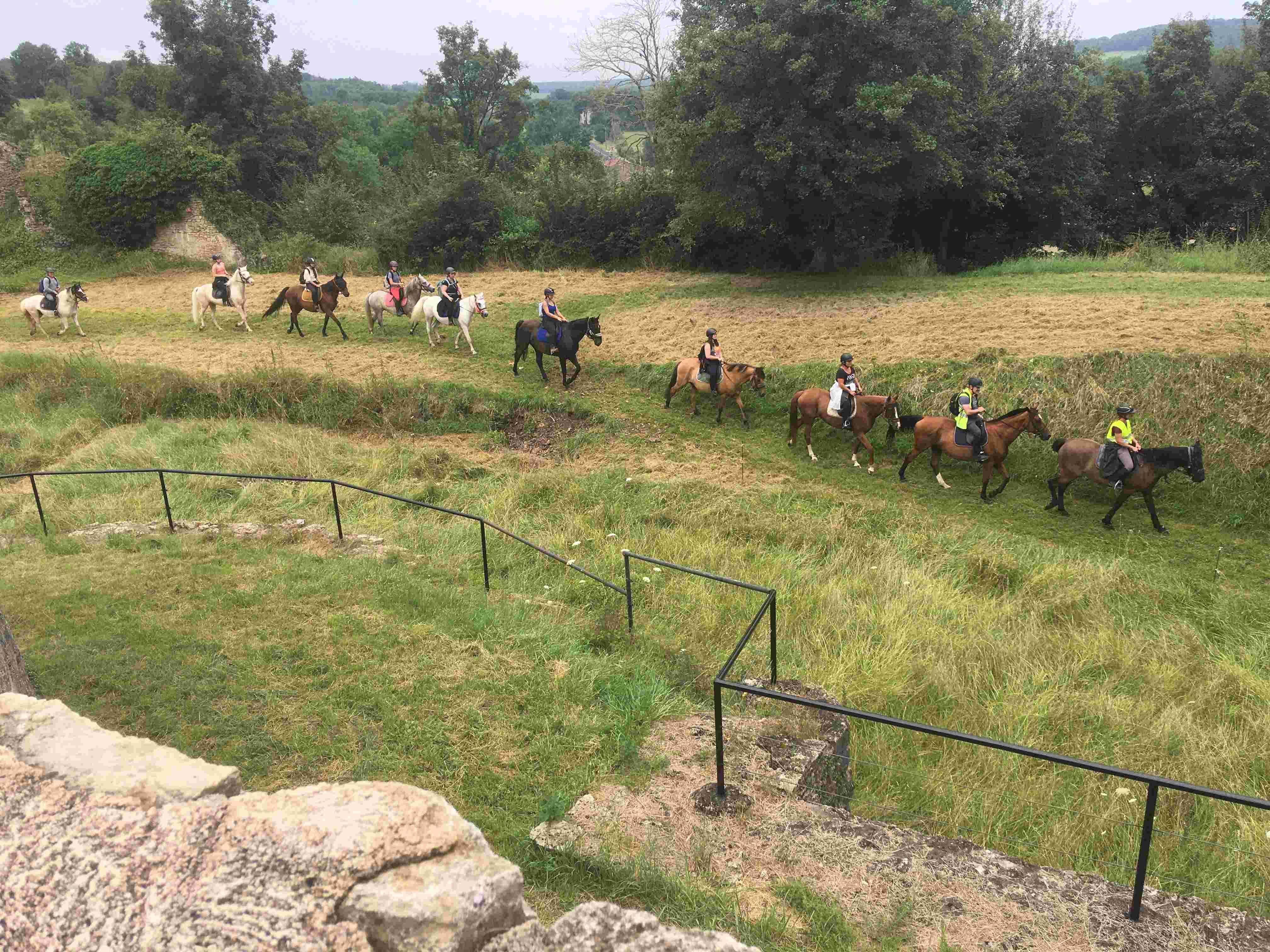 Un groupe de randonnée équestre dans les fossés