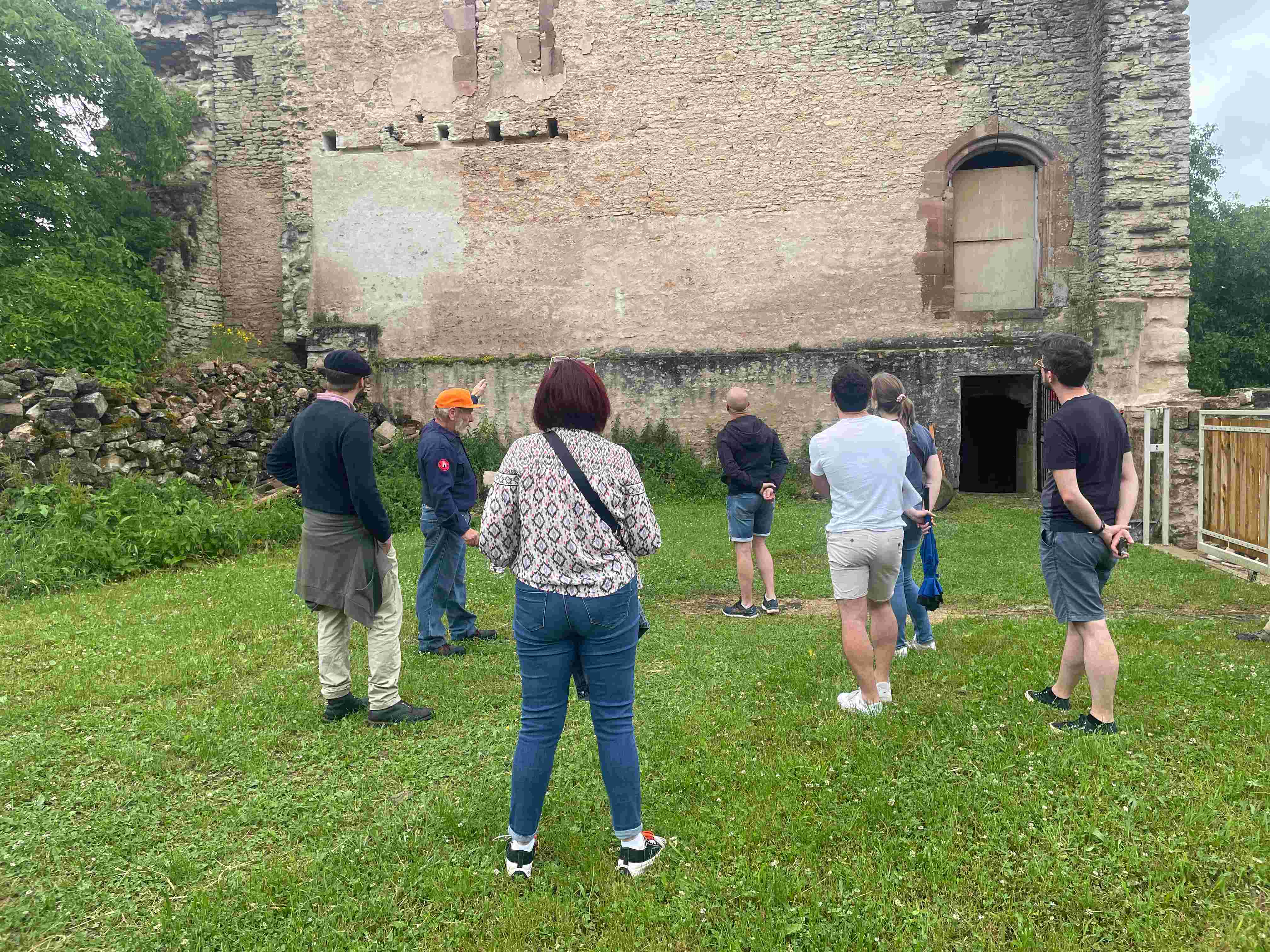 Visite guidée des extérieurs pour un groupe d'adultes