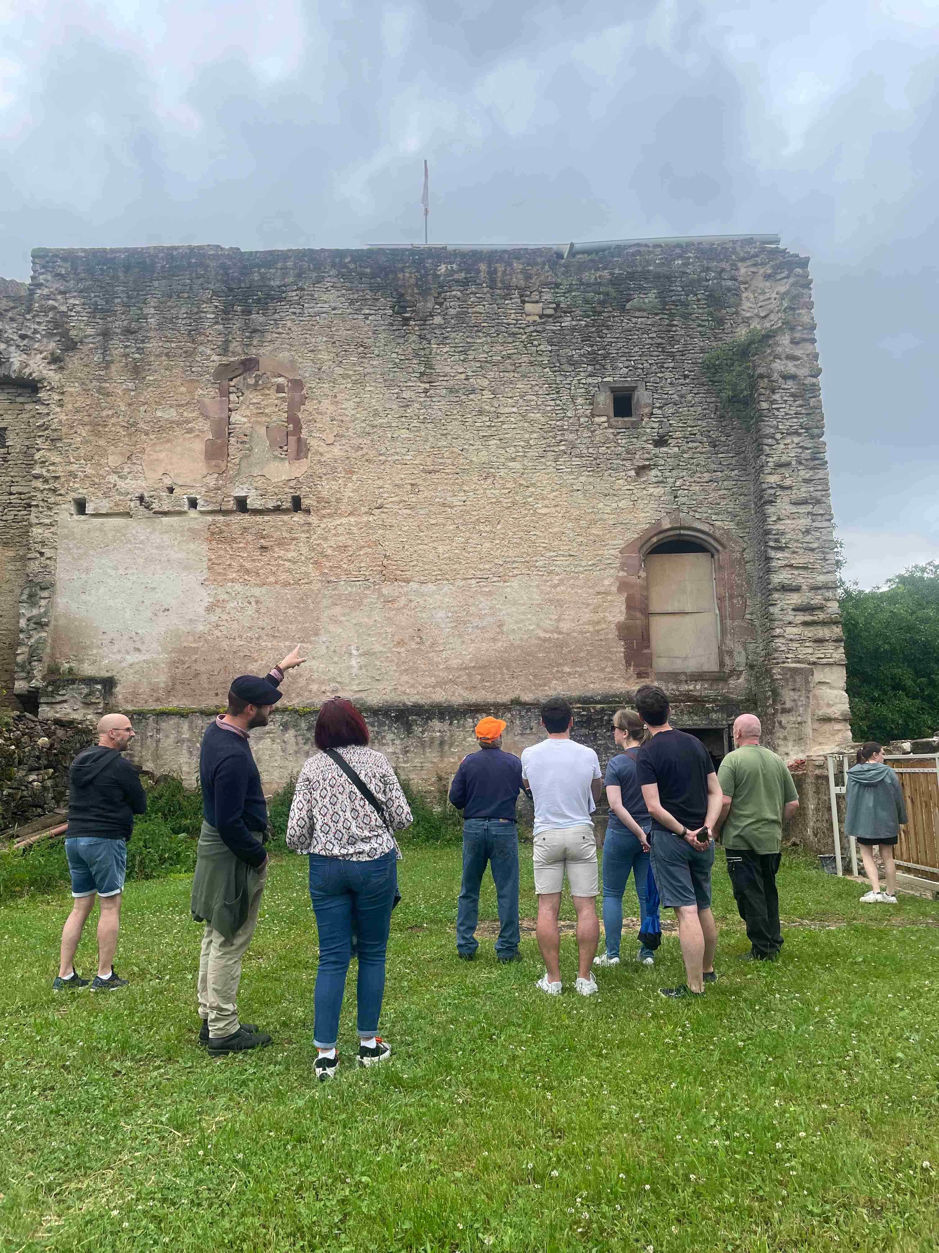 Visite guidée des extérieurs pour un groupe d'adultes