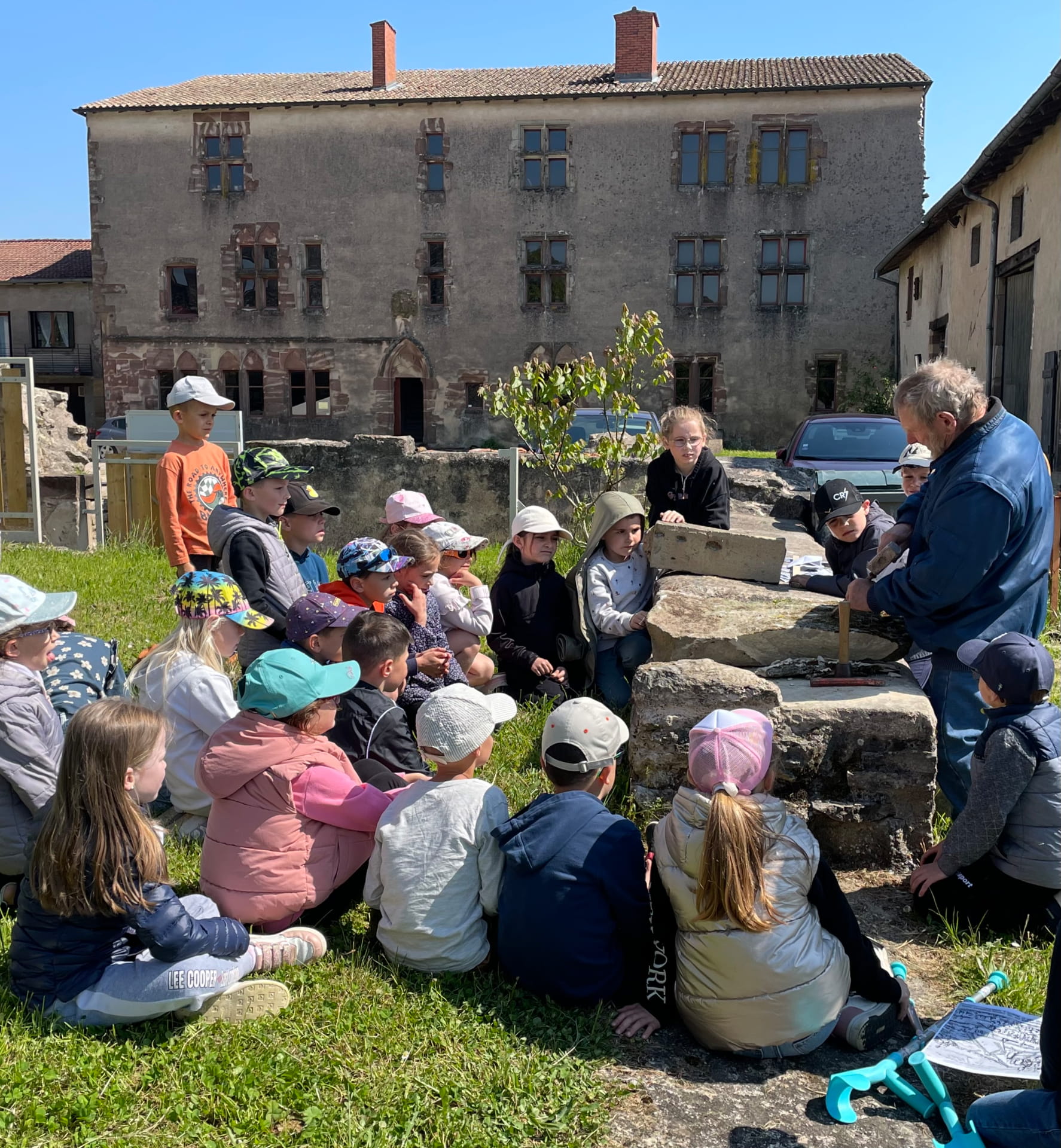 Démonstration de taille de pierre pour un groupe scolaire