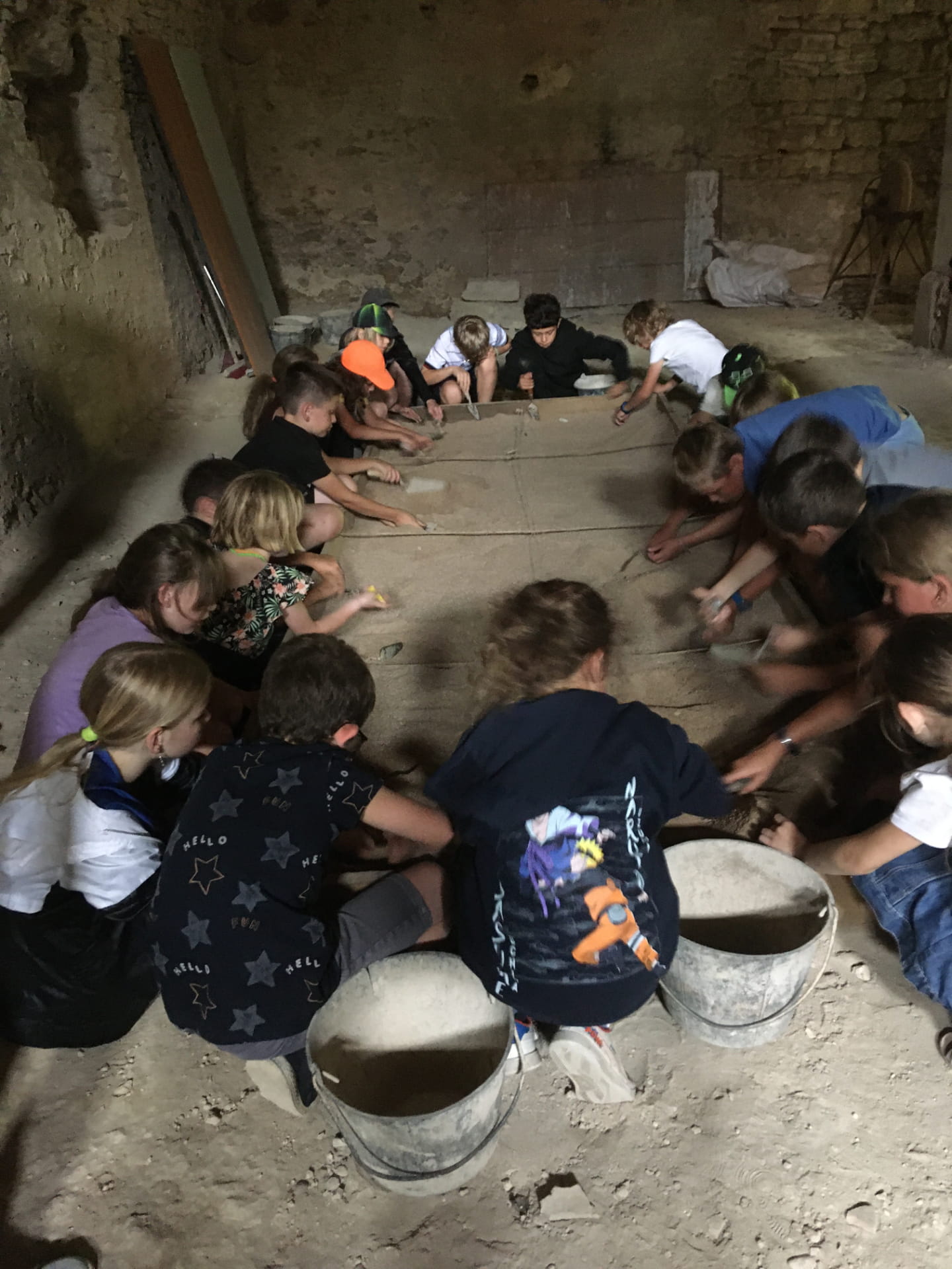 Un groupe d'enfants dans les caves du château