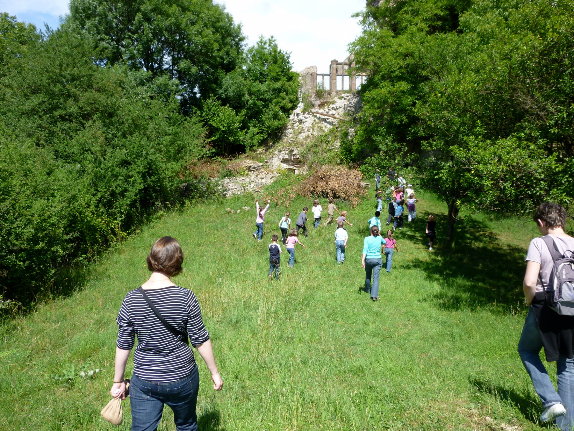 Un groupe d'enfants en chemin vers les ruines