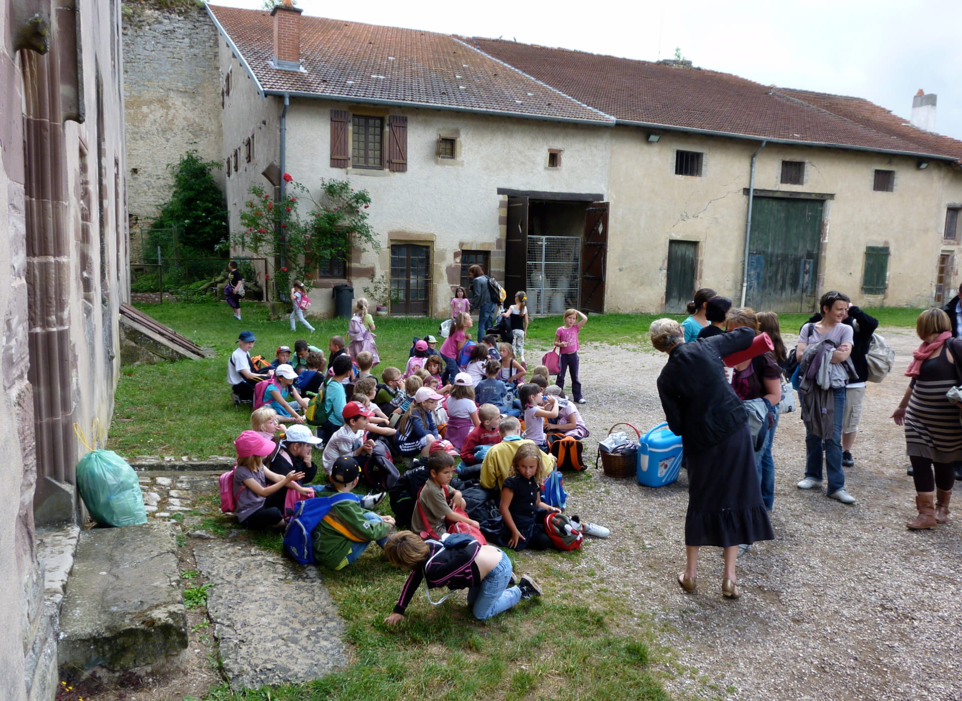 Un groupe scolaire dans la cour du château